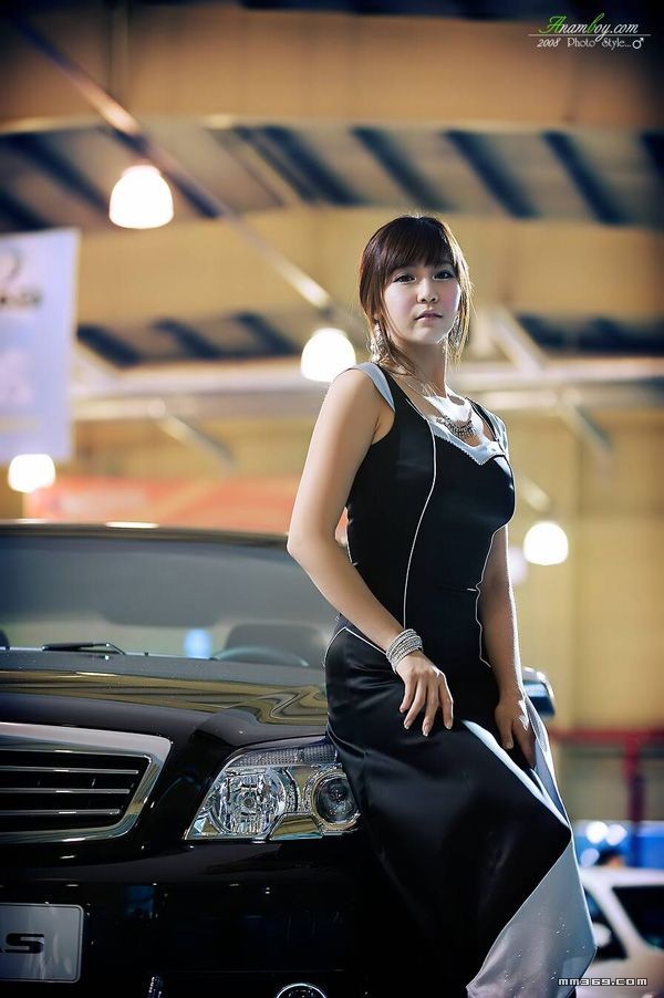 眼睛超大的韩国美女车模