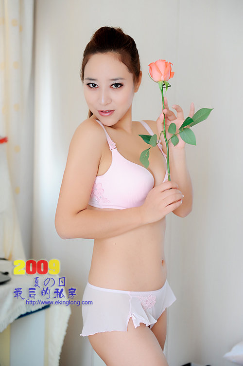 90后美女可人性感私房照