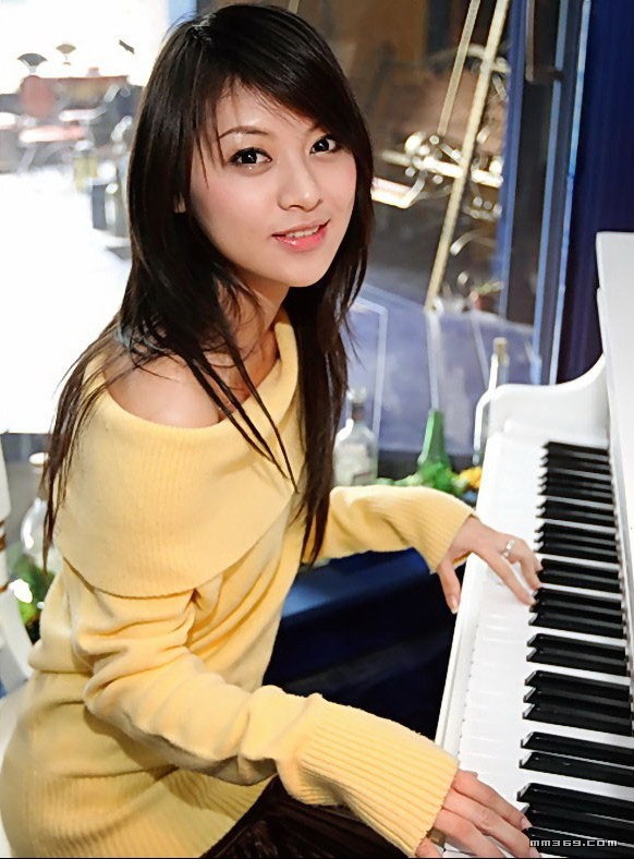台湾靓丽清新的钢琴美女