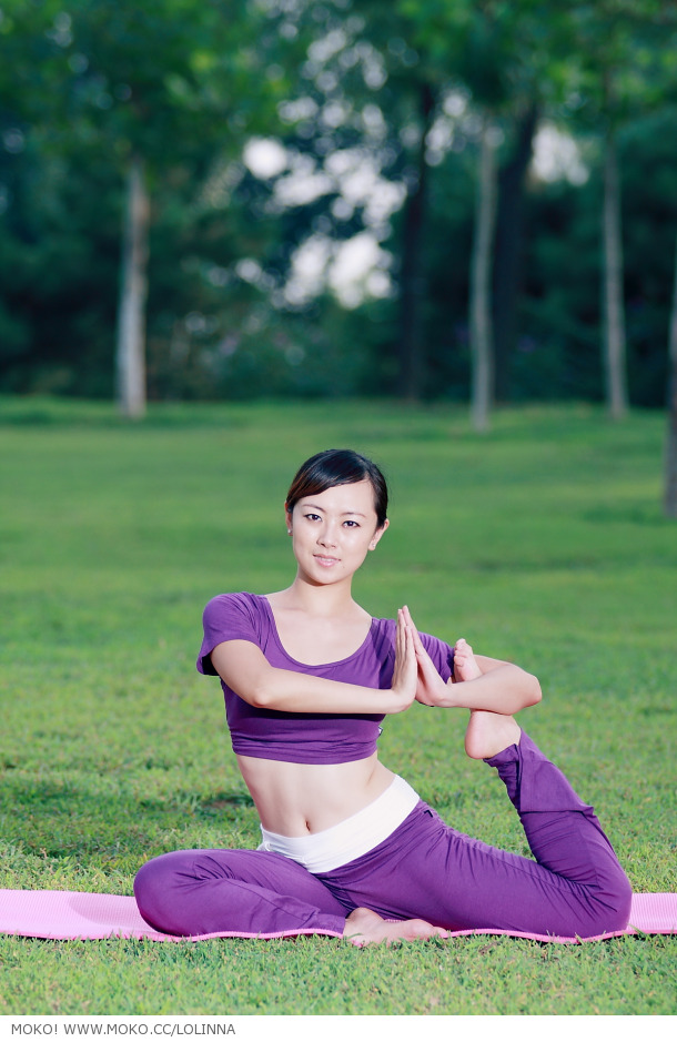 美女瑜伽―健康生活远离尘嚣