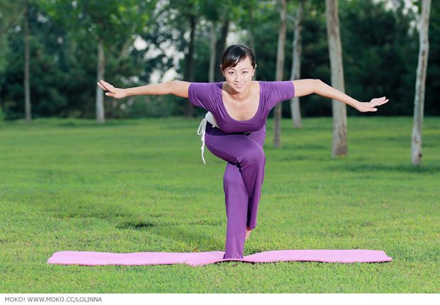 美女瑜伽―健康生活远离尘嚣