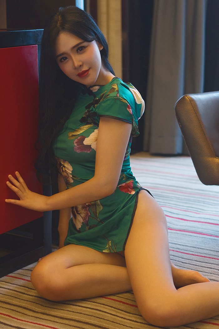 翘臀美女刘钰儿乳香袭人十足女王范