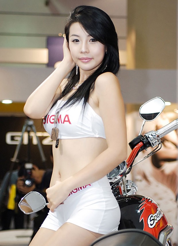 韩国人气车模黄美姬车展上扮嫩图