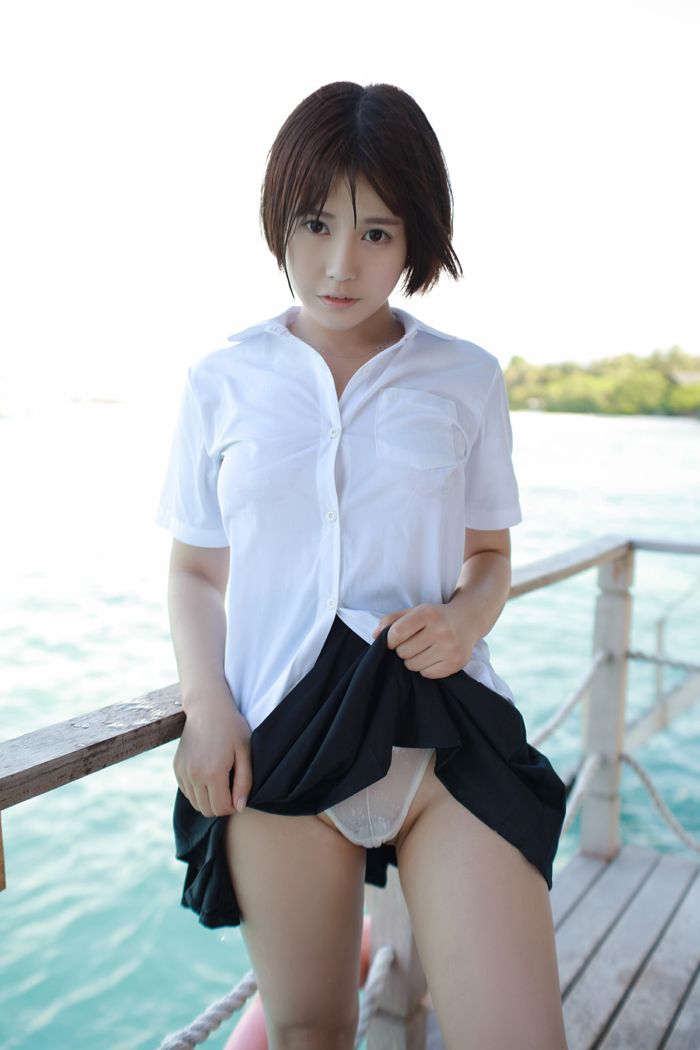 学生妹艾莉湿身白衬衣美乳依稀可见