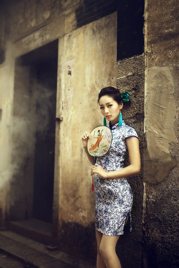 上海老街巷里的青花旗袍