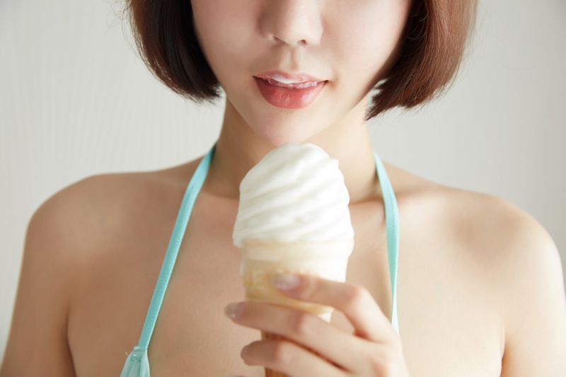 巨乳美女李梦婷舔冰淇淋表情销魂