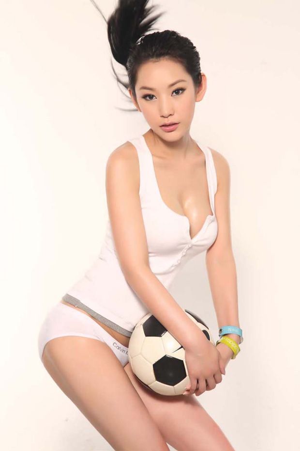 火辣的足球宝贝 白色装性感写真