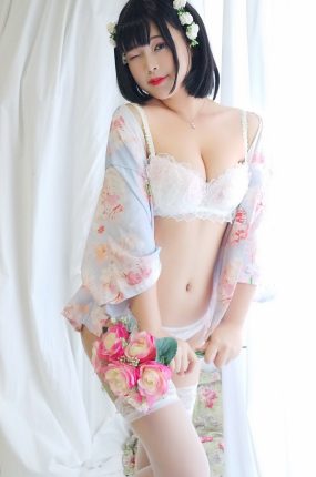 [COSPLAY]萌系小姐姐-白烨 – 花与酒与少女