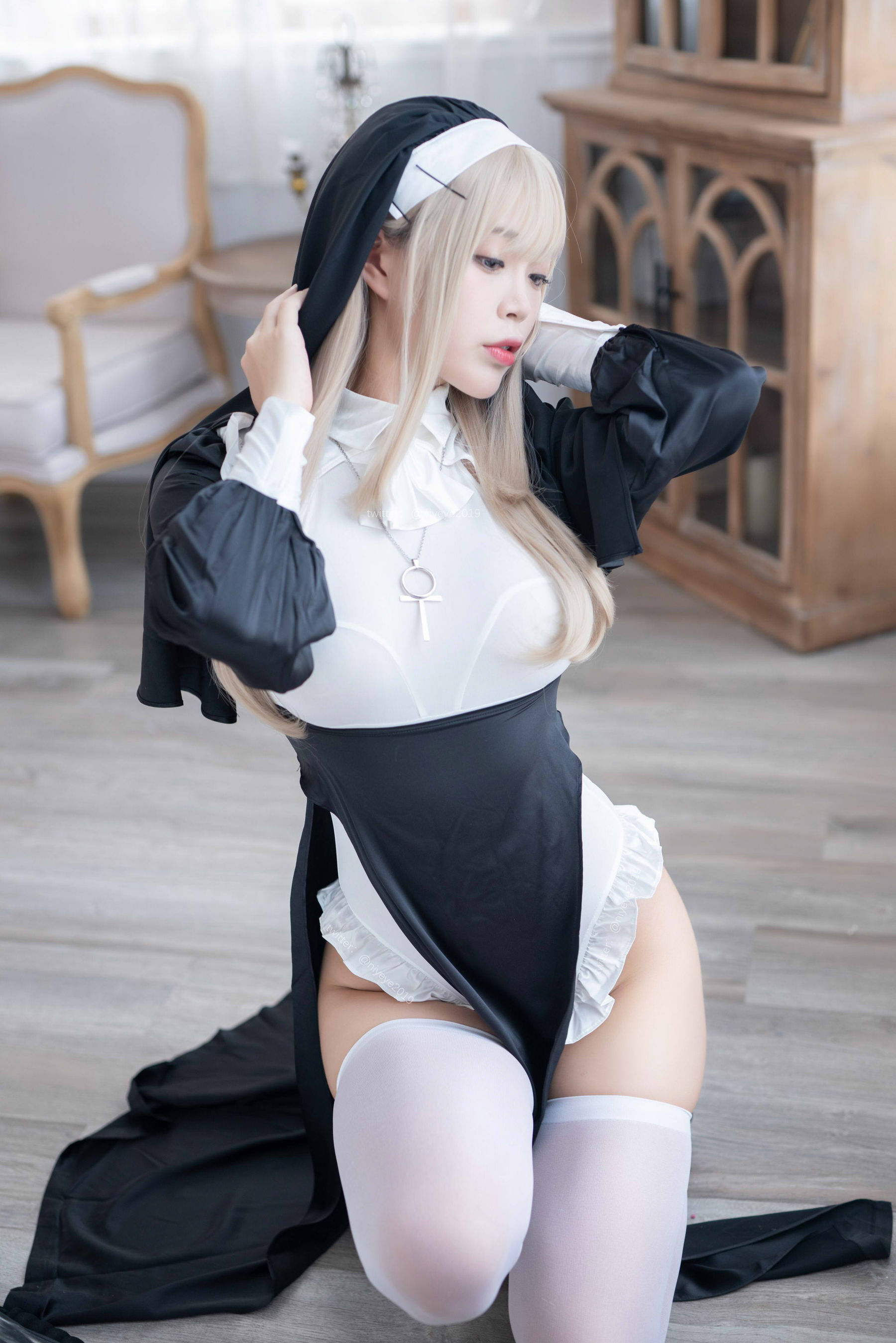 [COSPLAY]萌系小姐姐-白烨 – 禁x欲修女