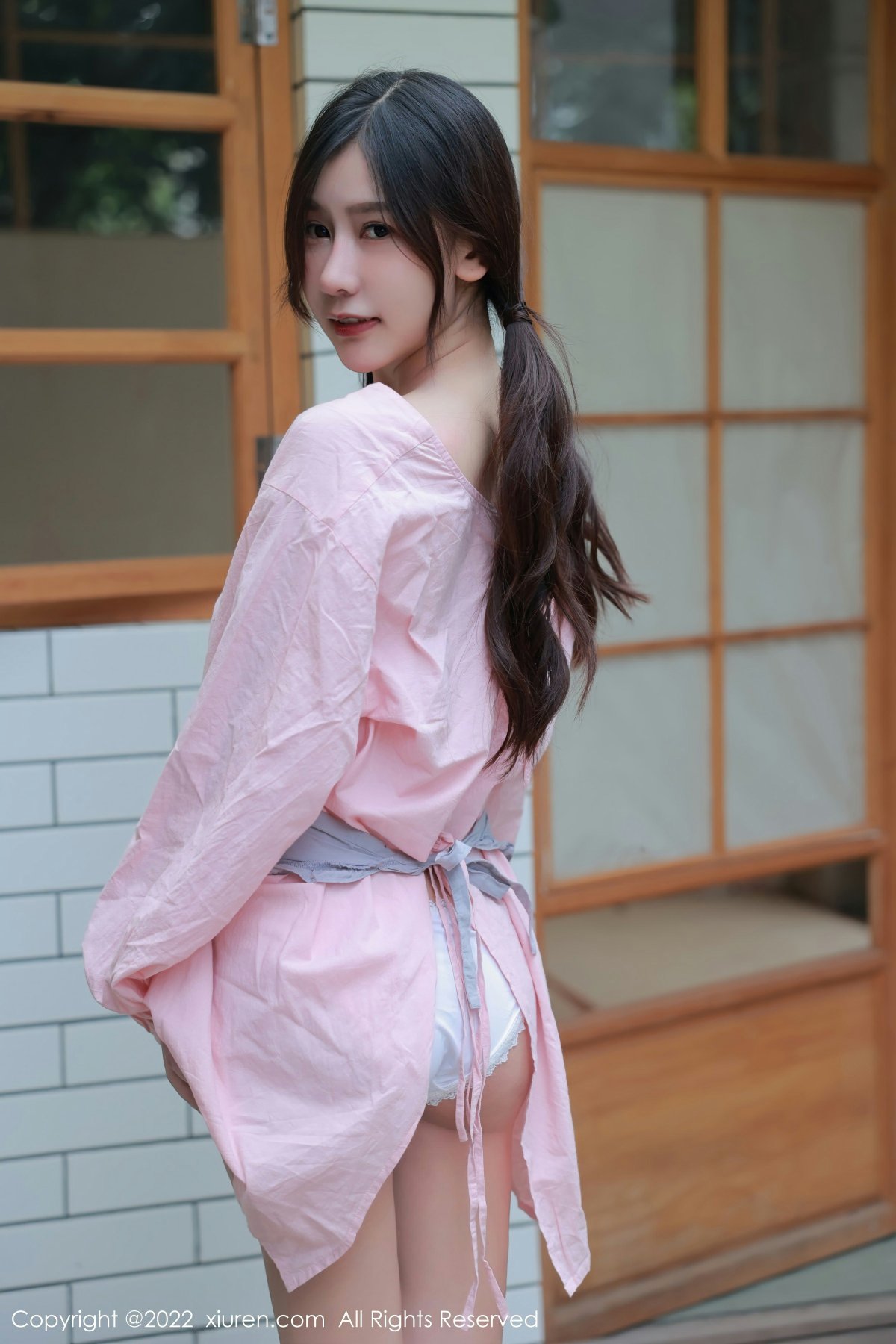 [XiuRen秀人网] 2022.10.12 No.5697 尹甜甜 豆腐店拍摄 粉色服饰 性感写真 [52+1P]