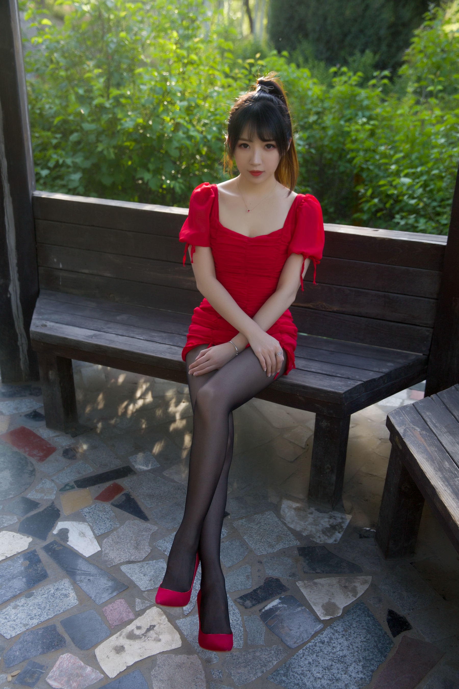 [COSPLAY]小女巫露娜 – 户外小红裙