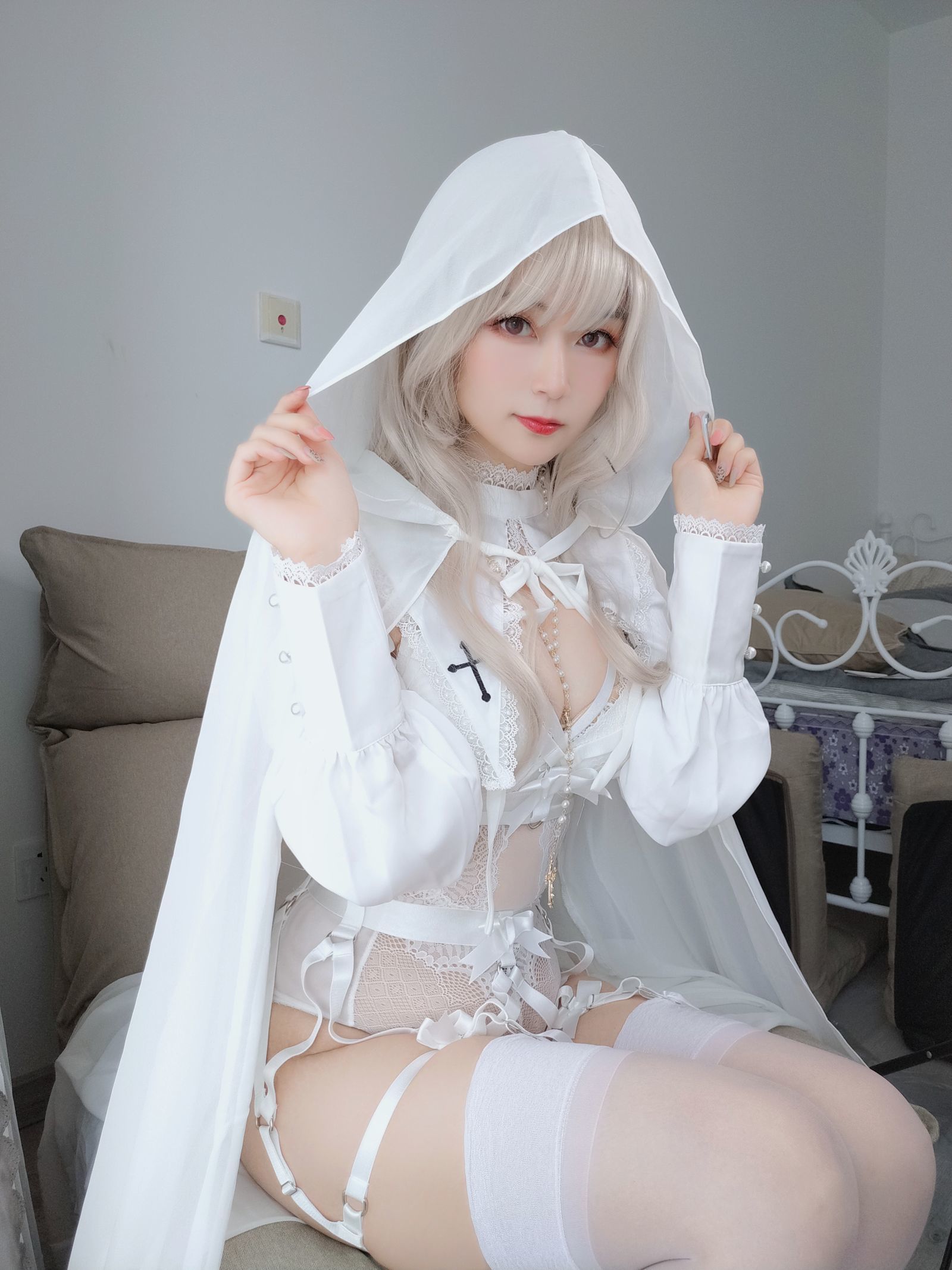 [COSPLAY] Coser小姐姐白银 – 纯白圣女