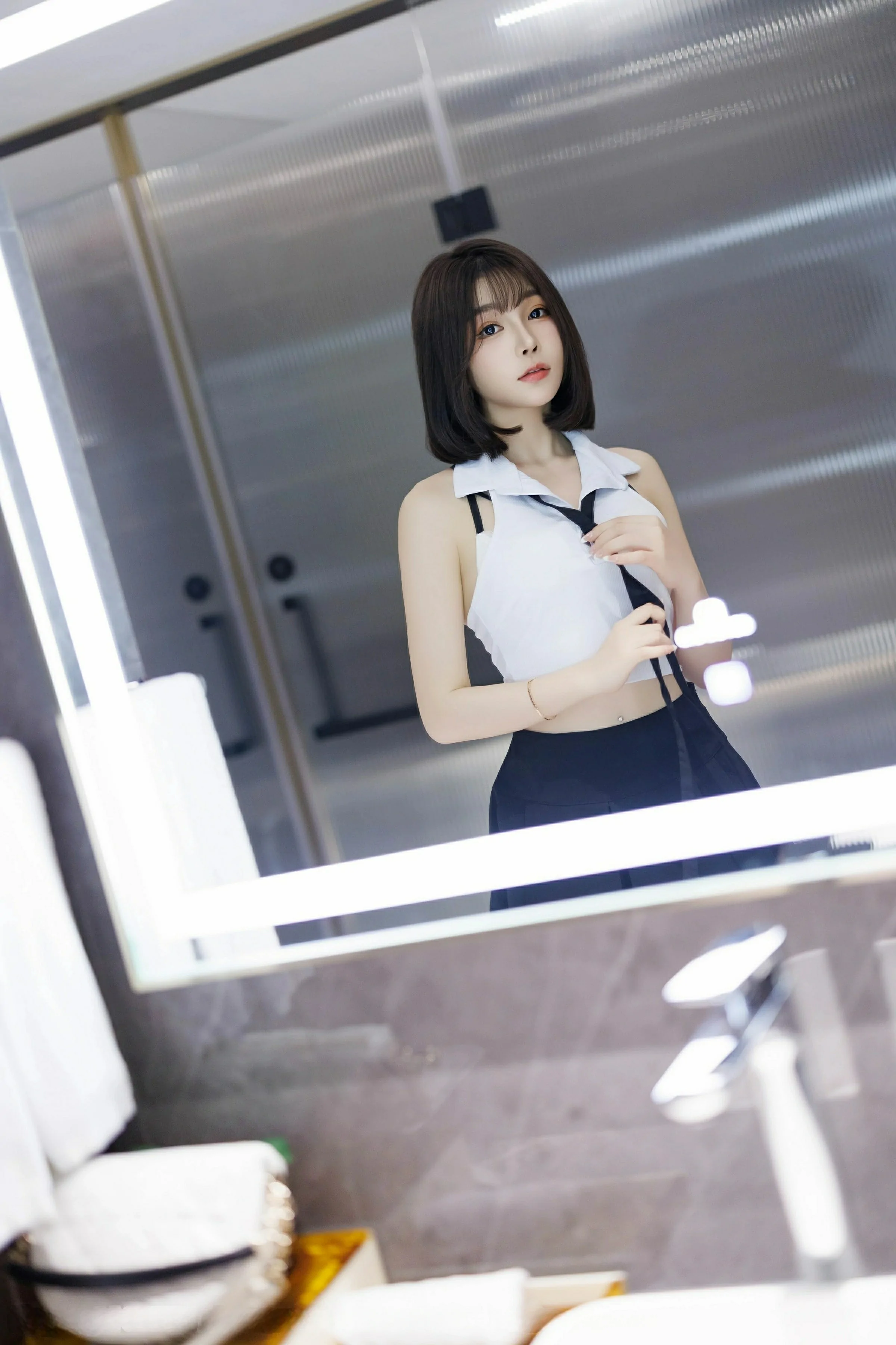 [XiuRen秀人网] 2025.03.20 No.10048 徐莉芝Booty 白色上衣 黑色短裙 性感写真 [82+1P]
