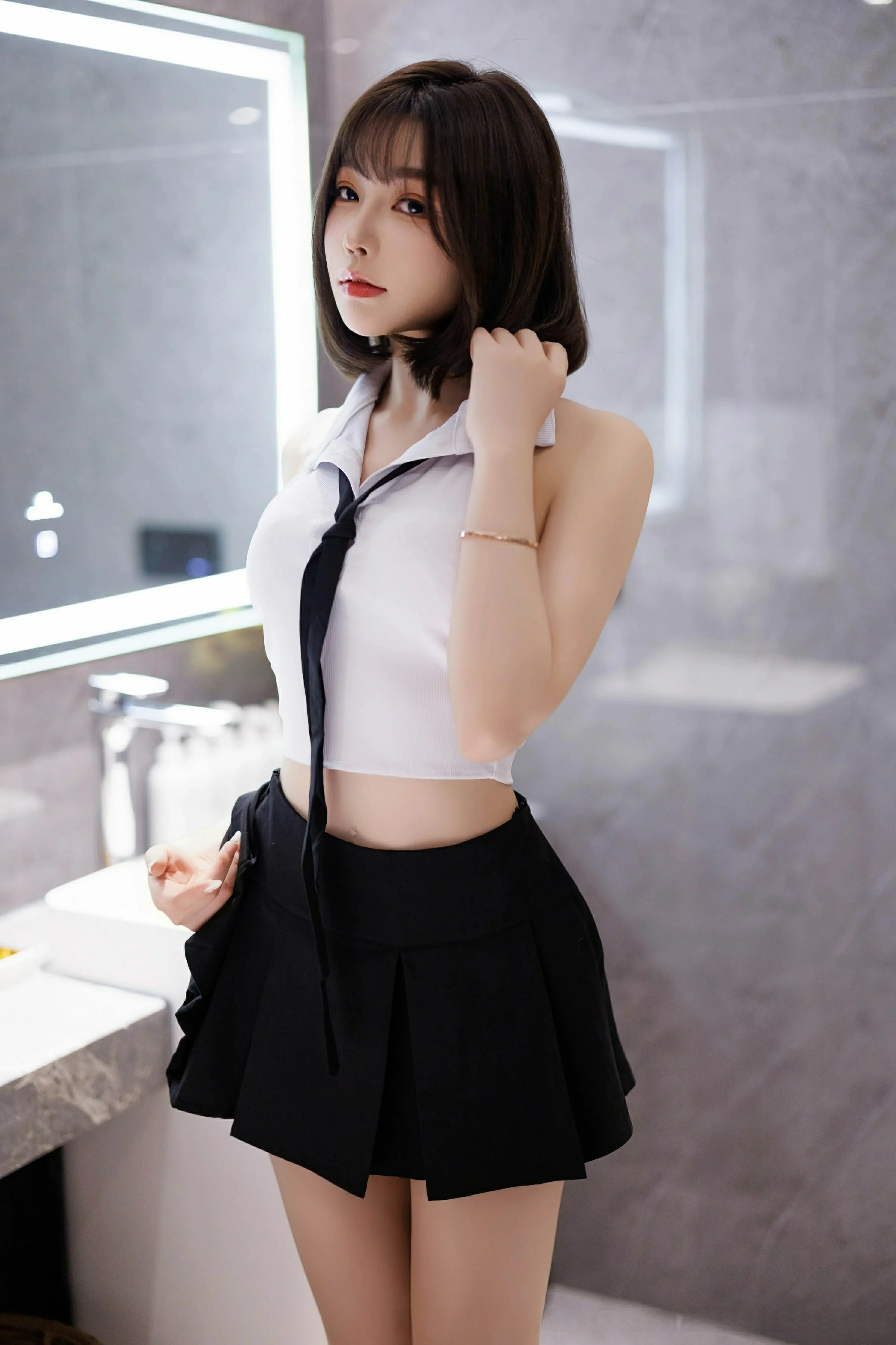 [XiuRen秀人网] 2025.03.20 No.10048 徐莉芝Booty 白色上衣 黑色短裙 性感写真 [82+1P]