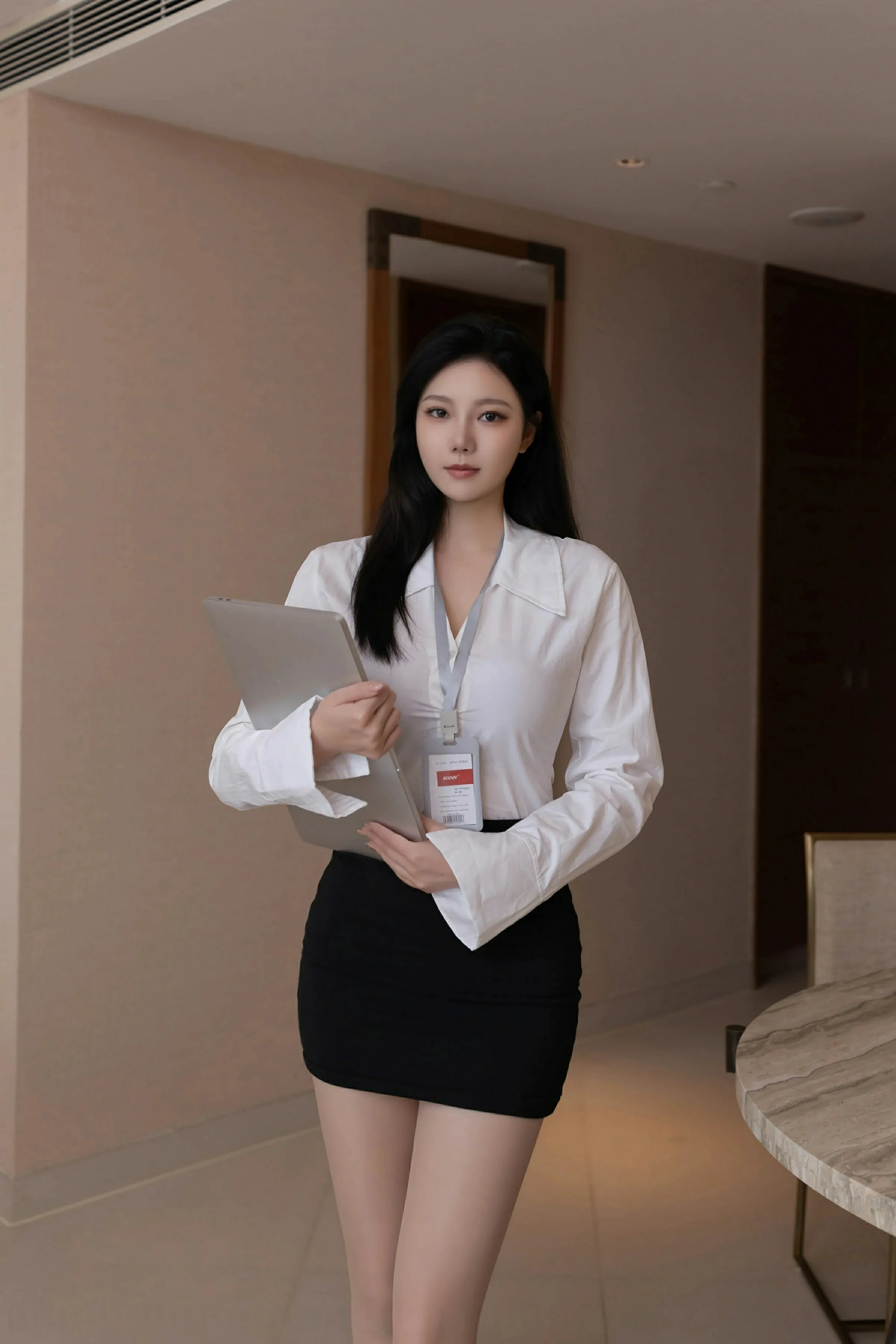 [XiuRen秀人网] 2025.04.01 No.10100 安然anran 性感OL装扮 海口旅拍写真 [82+1P]