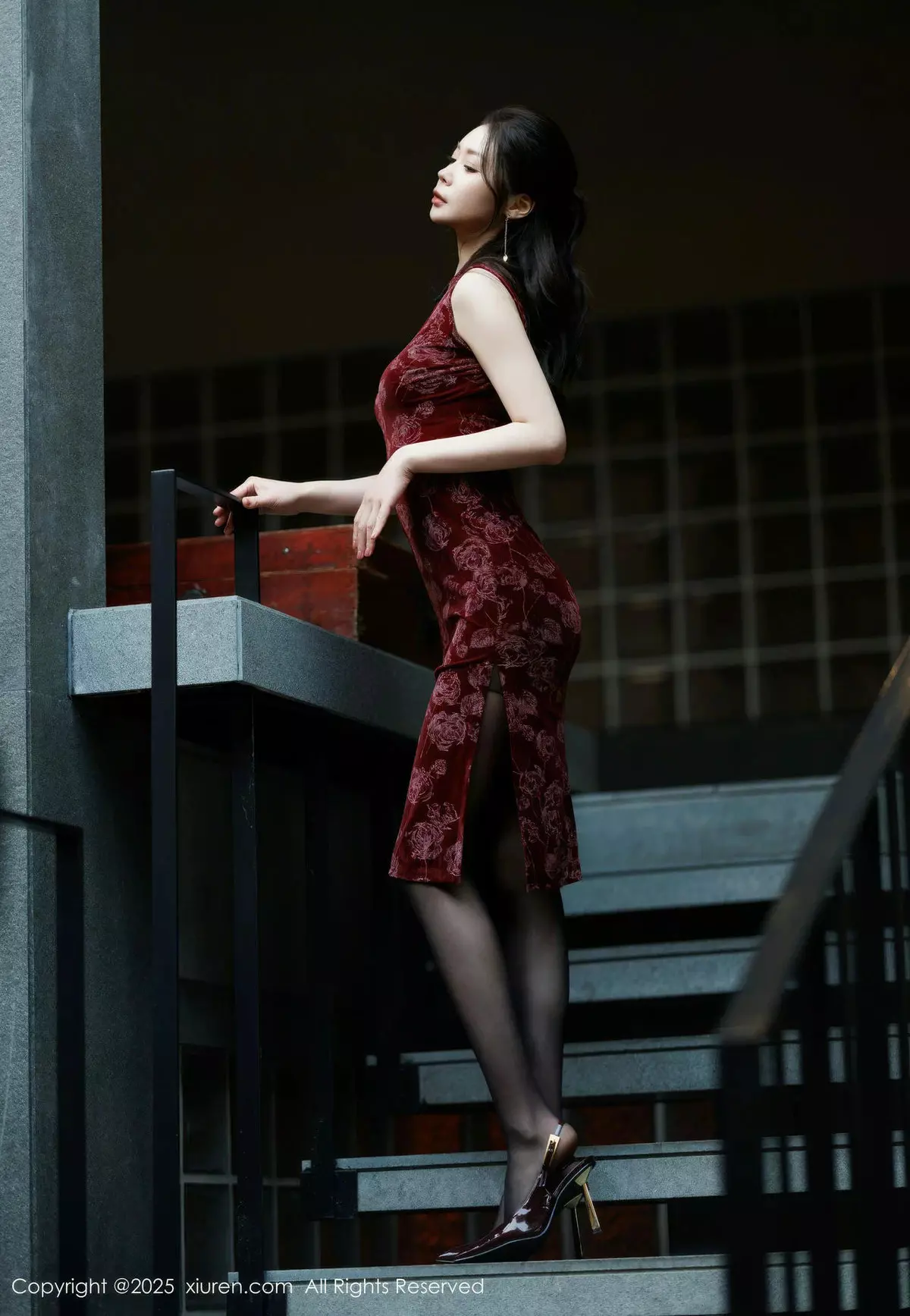 [XiuRen秀人网] 2025.04.02 No.10106 梦心玥 红色旗袍 魅惑黑丝 西安旅拍写真 [82+1P]