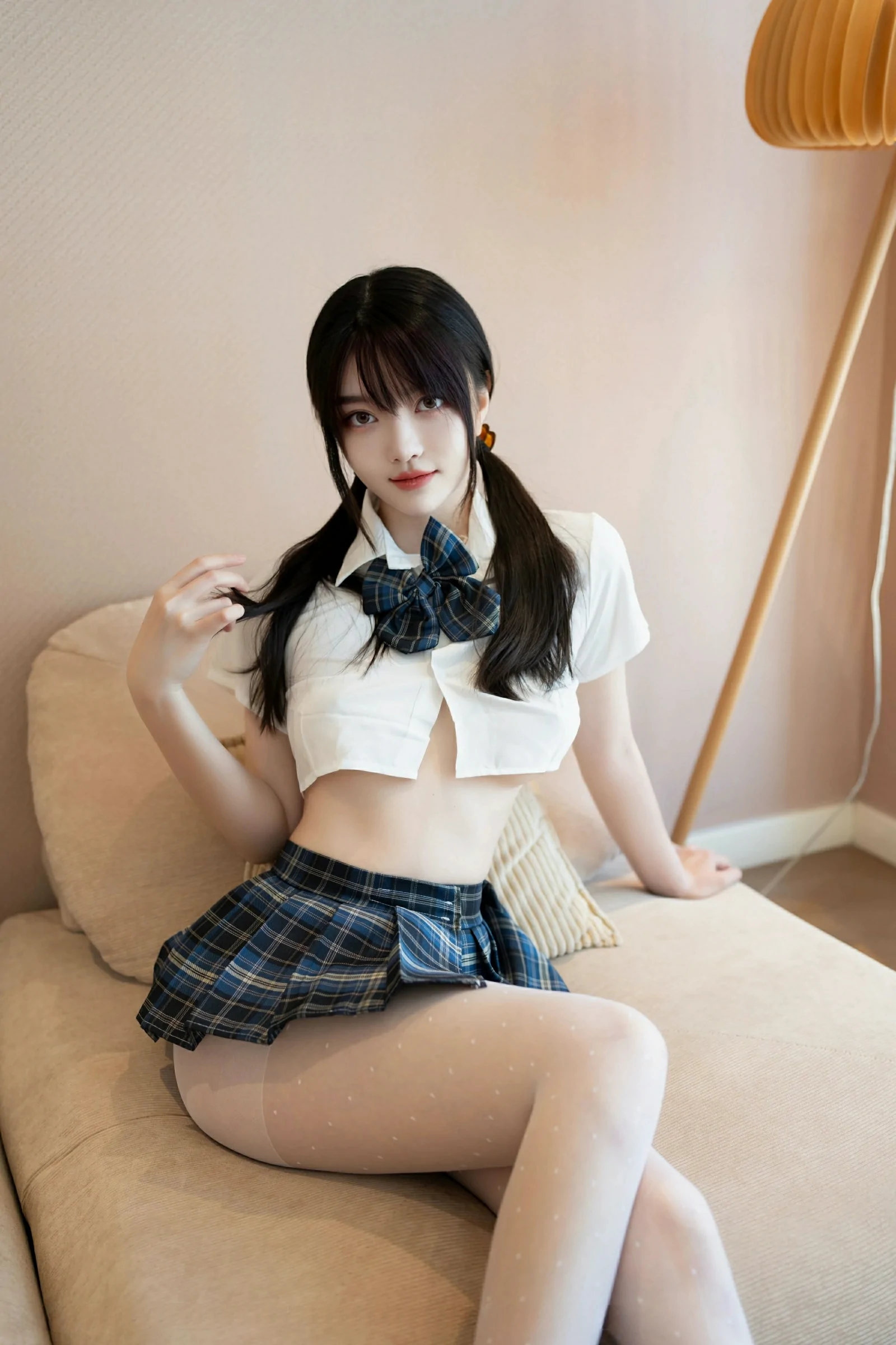 [XINGYAN星颜社] 2025.04.10 VOL.332 白露lulu 新人首套写真 性感JK制服 [65+1P]