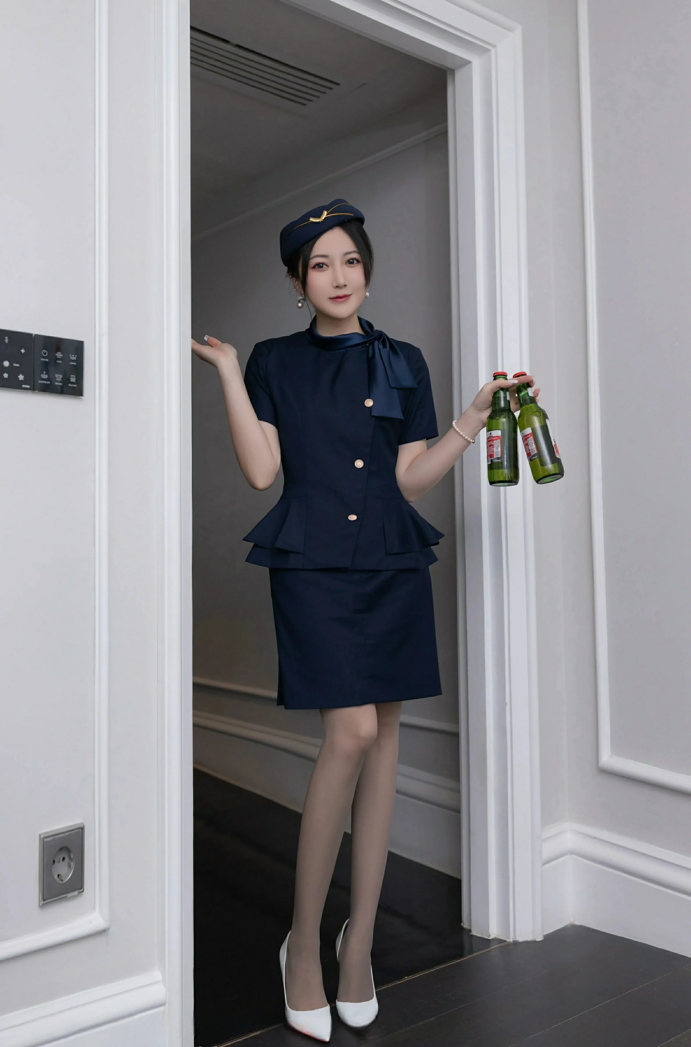 [XiuRen秀人网] 2025.04.11 No.10142 鱼子酱Fish 性感空姐制服诱惑 印尼旅拍写真 [80+1P]