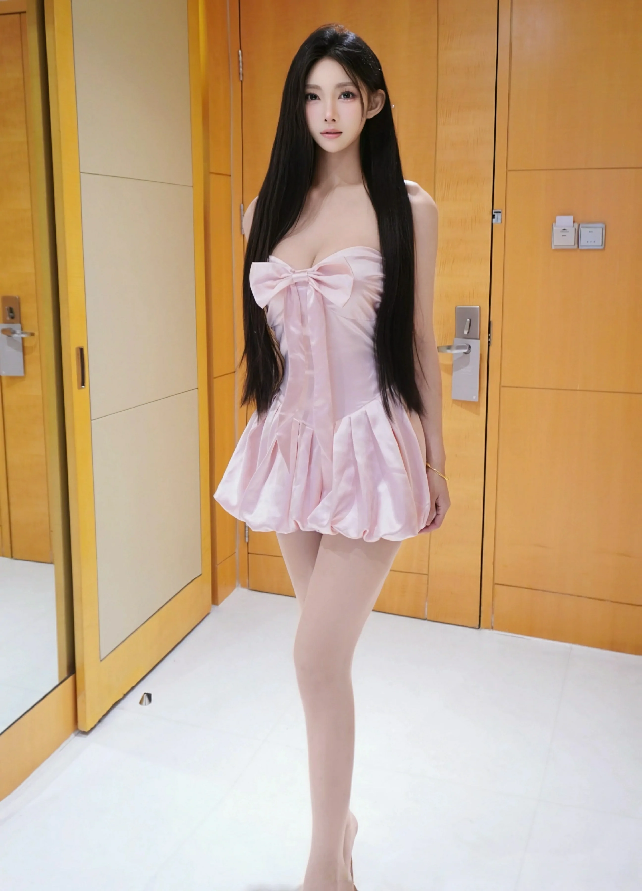 [XiuRen秀人网] 2025.04.14 No.10147 雪见 新人首套写真 性感粉色连衣短裙 [61+1P]