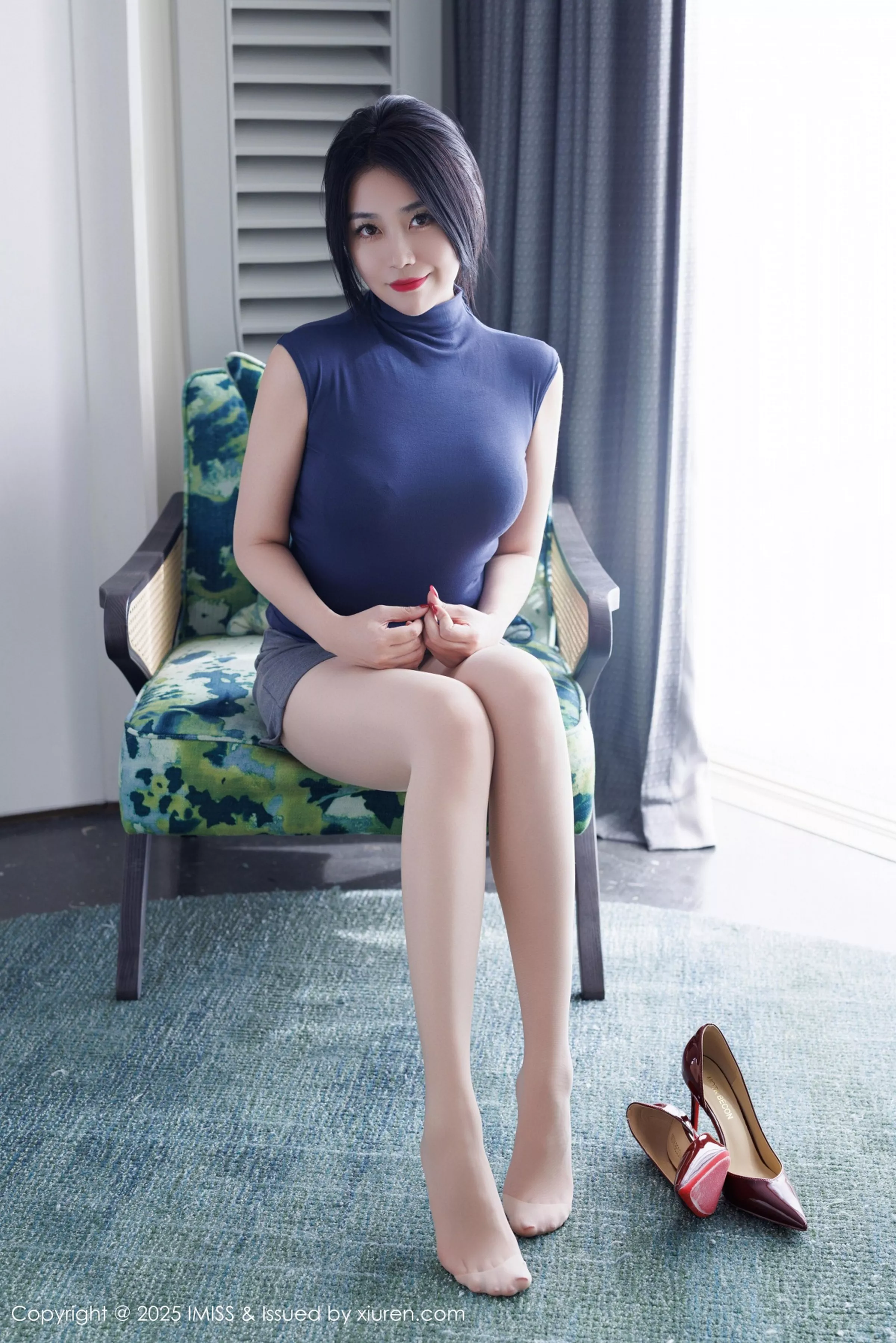 [IMISS爱蜜社] 2025.04.16 VOL.789 许诺Sabrina 灰色包臀裙 魅惑肉丝 性感写真 [86+1P]