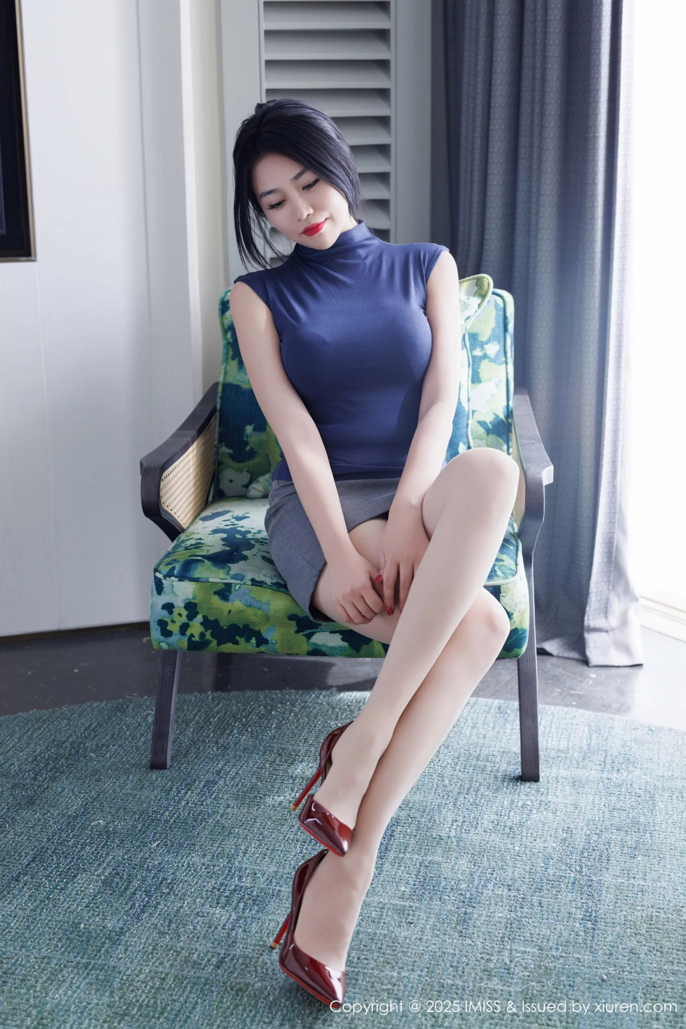 [IMISS爱蜜社] 2025.04.16 VOL.789 许诺Sabrina 灰色包臀裙 魅惑肉丝 性感写真 [86+1P]