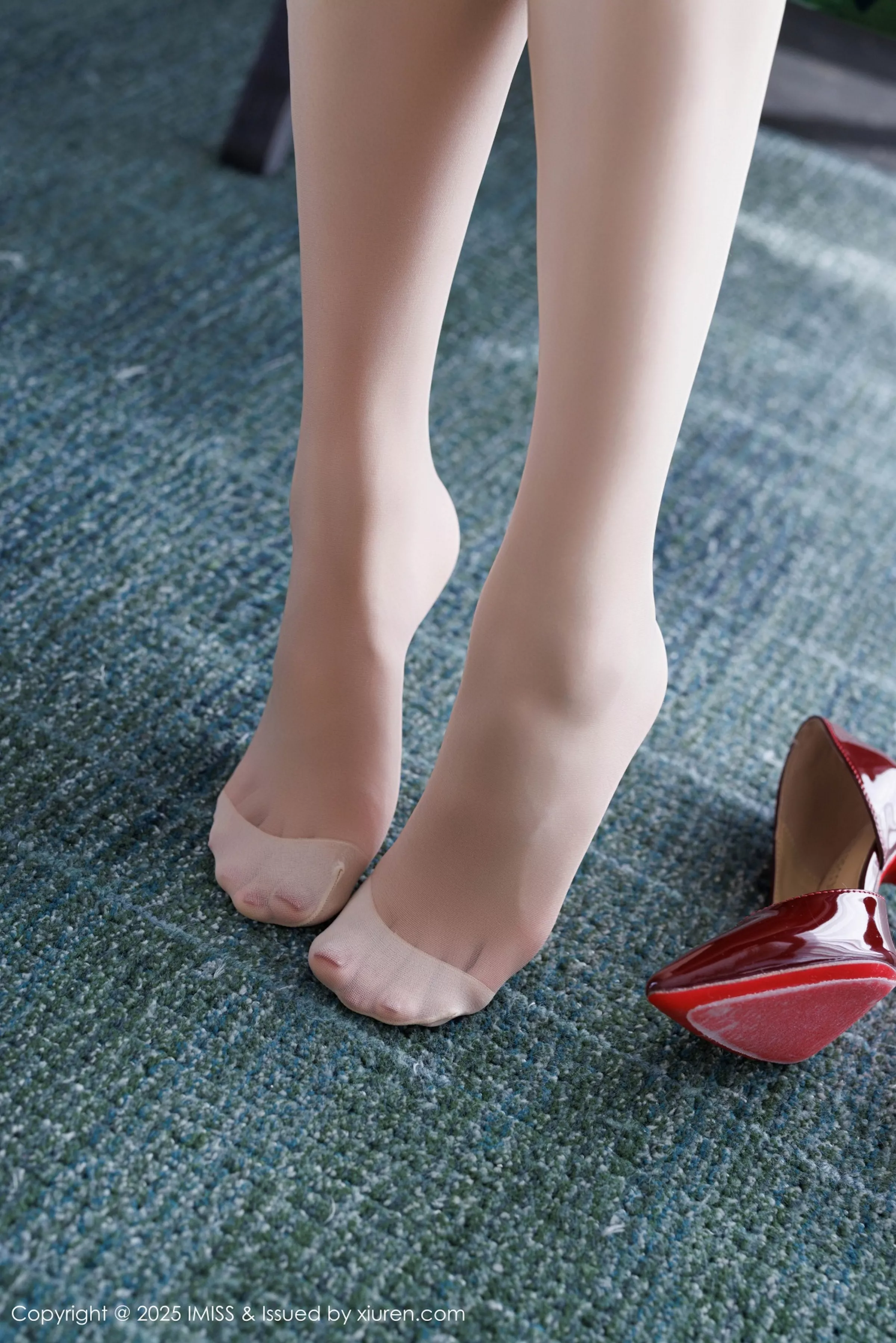 [IMISS爱蜜社] 2025.04.16 VOL.789 许诺Sabrina 灰色包臀裙 魅惑肉丝 性感写真 [86+1P]