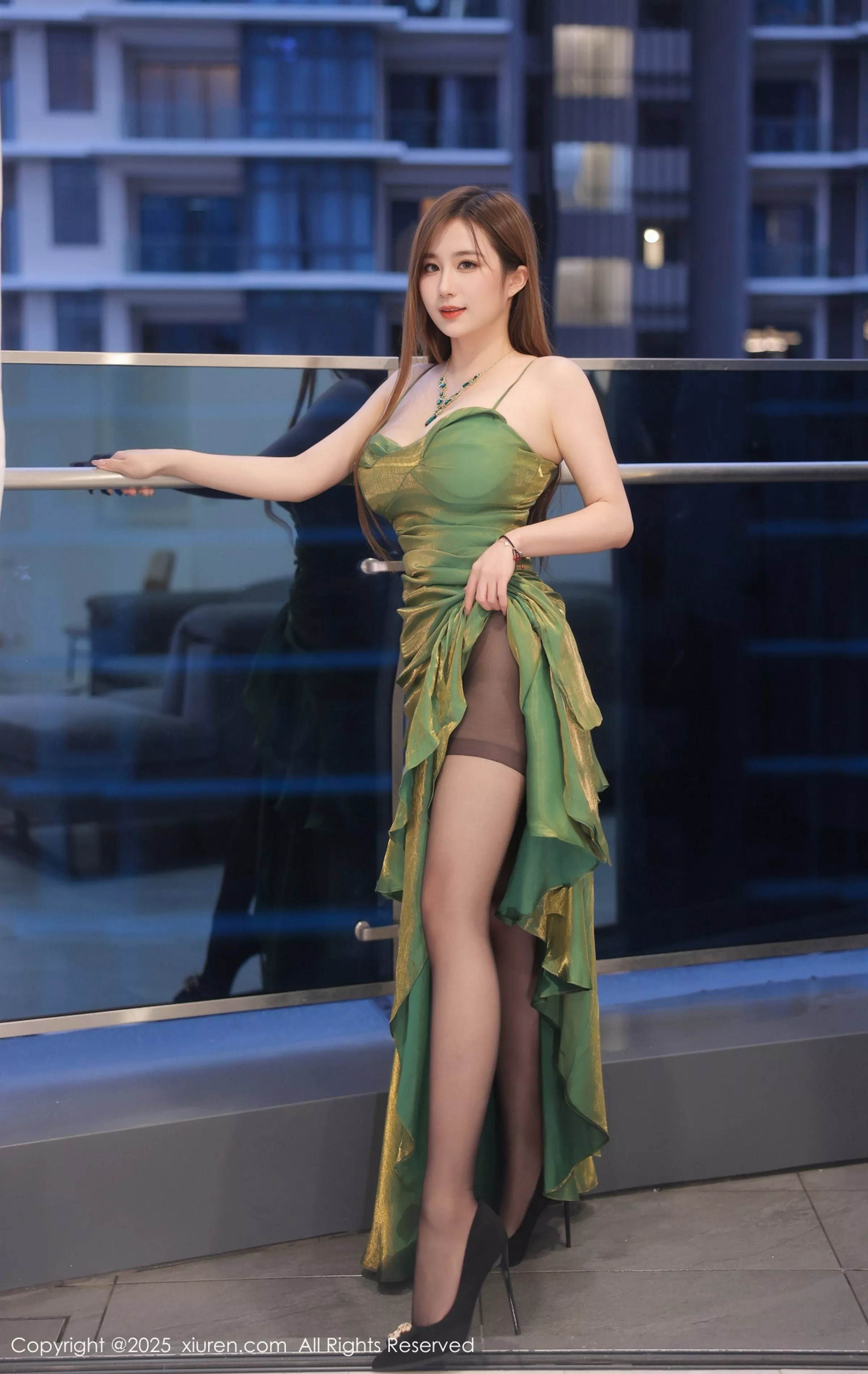 [XiuRen秀人网] 2025.04.18 No.10169 小肉肉咪 性感绿色连衣短裙 马来西亚旅拍写真 [78+1P]