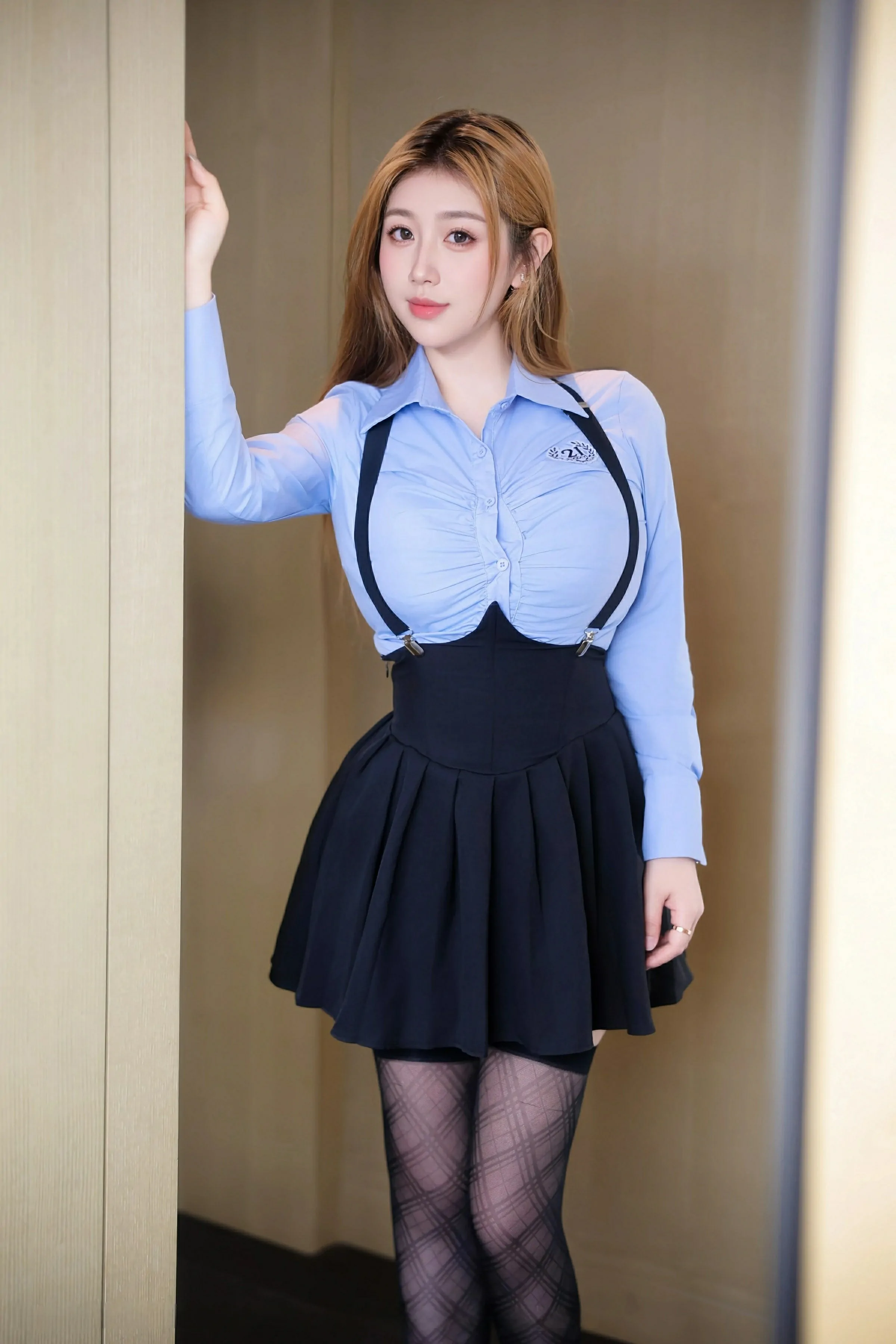 [XiuRen秀人网] 2025.04.30 No.10224 M麦当劳 新人首套写真 性感蓝色学生装 [86+1P]