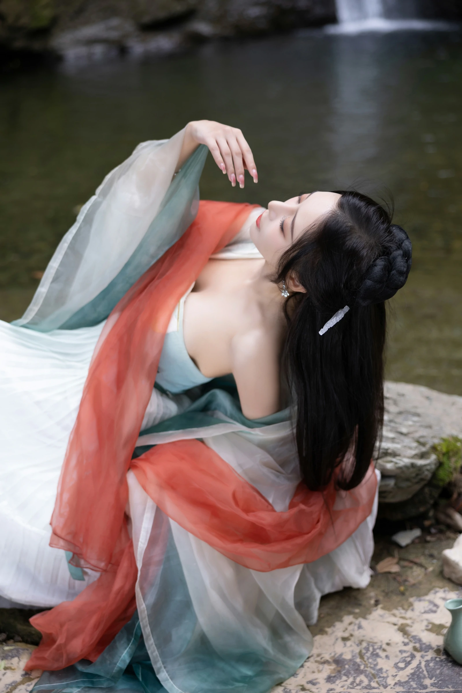 [秀人内购] 王馨瑶Yanni 诱人私拍福利 瀑布 绿色古装