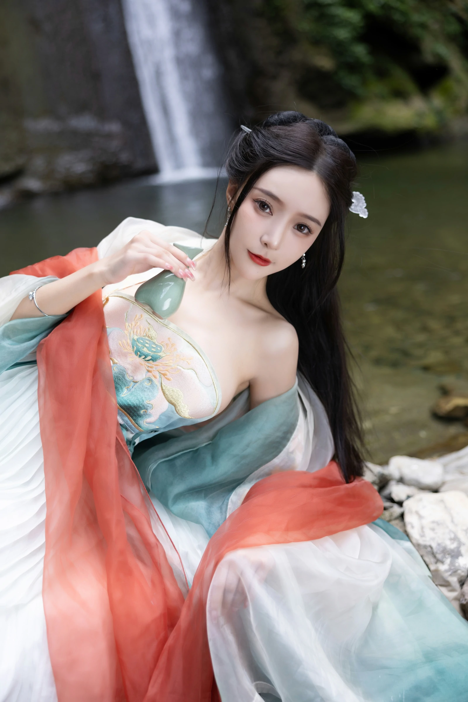 [秀人内购] 王馨瑶Yanni 诱人私拍福利 瀑布 绿色古装
