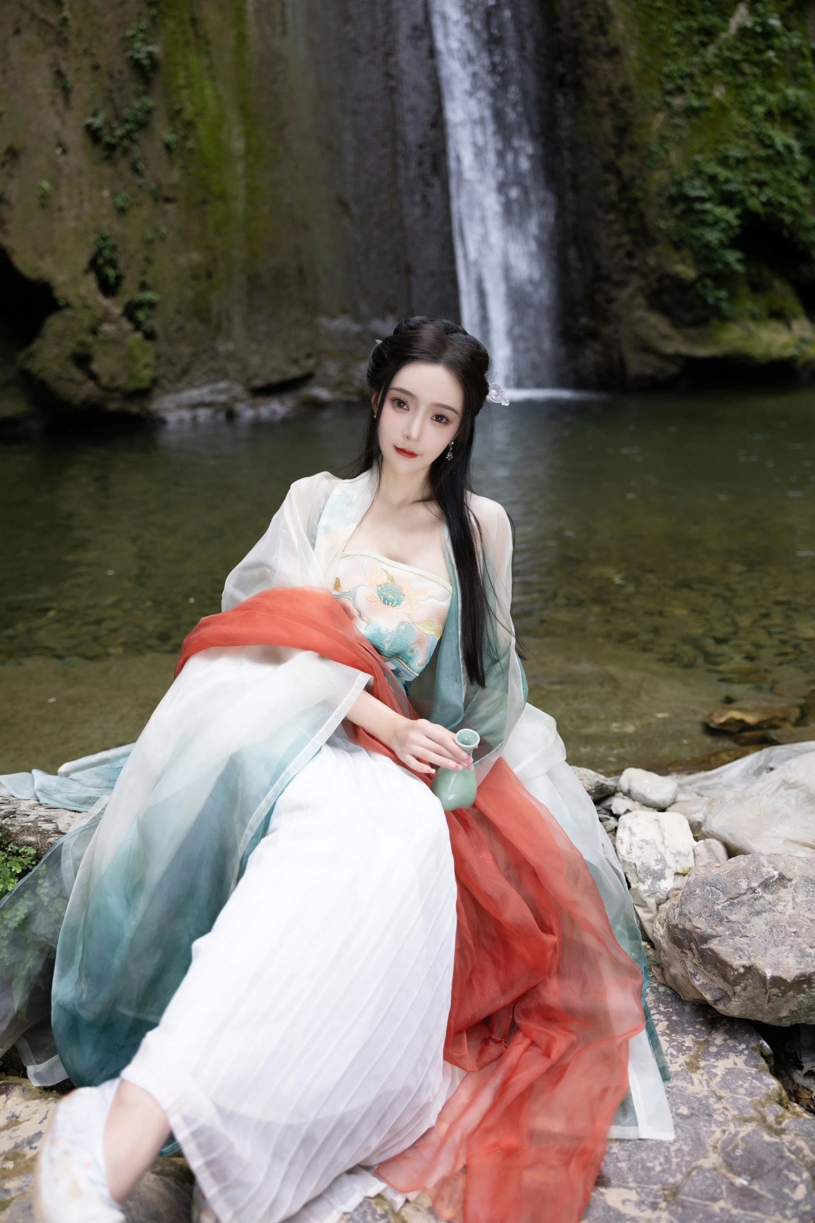 [秀人内购] 王馨瑶Yanni 诱人私拍福利 瀑布 绿色古装