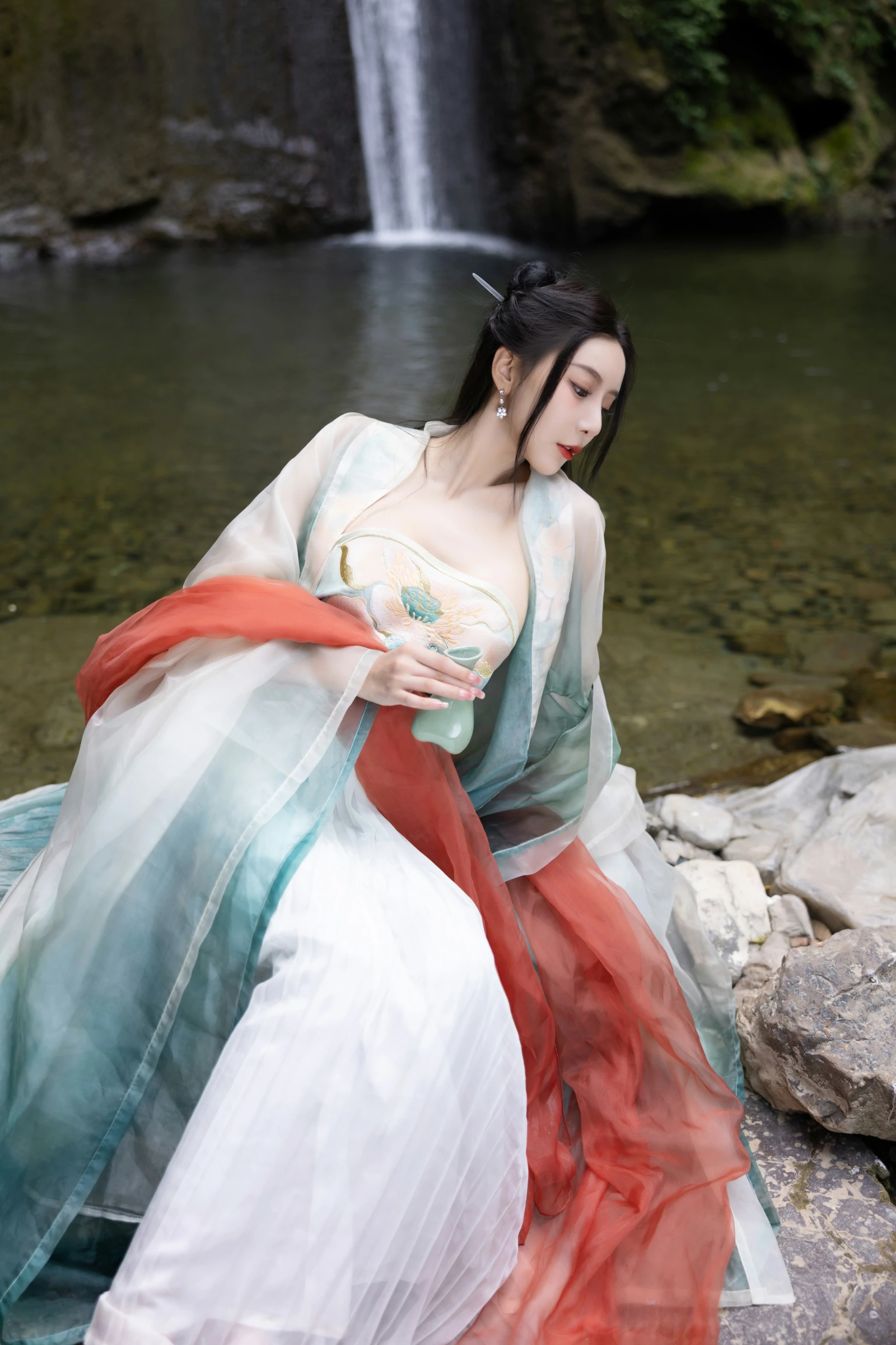 [秀人内购] 王馨瑶Yanni 诱人私拍福利 瀑布 绿色古装