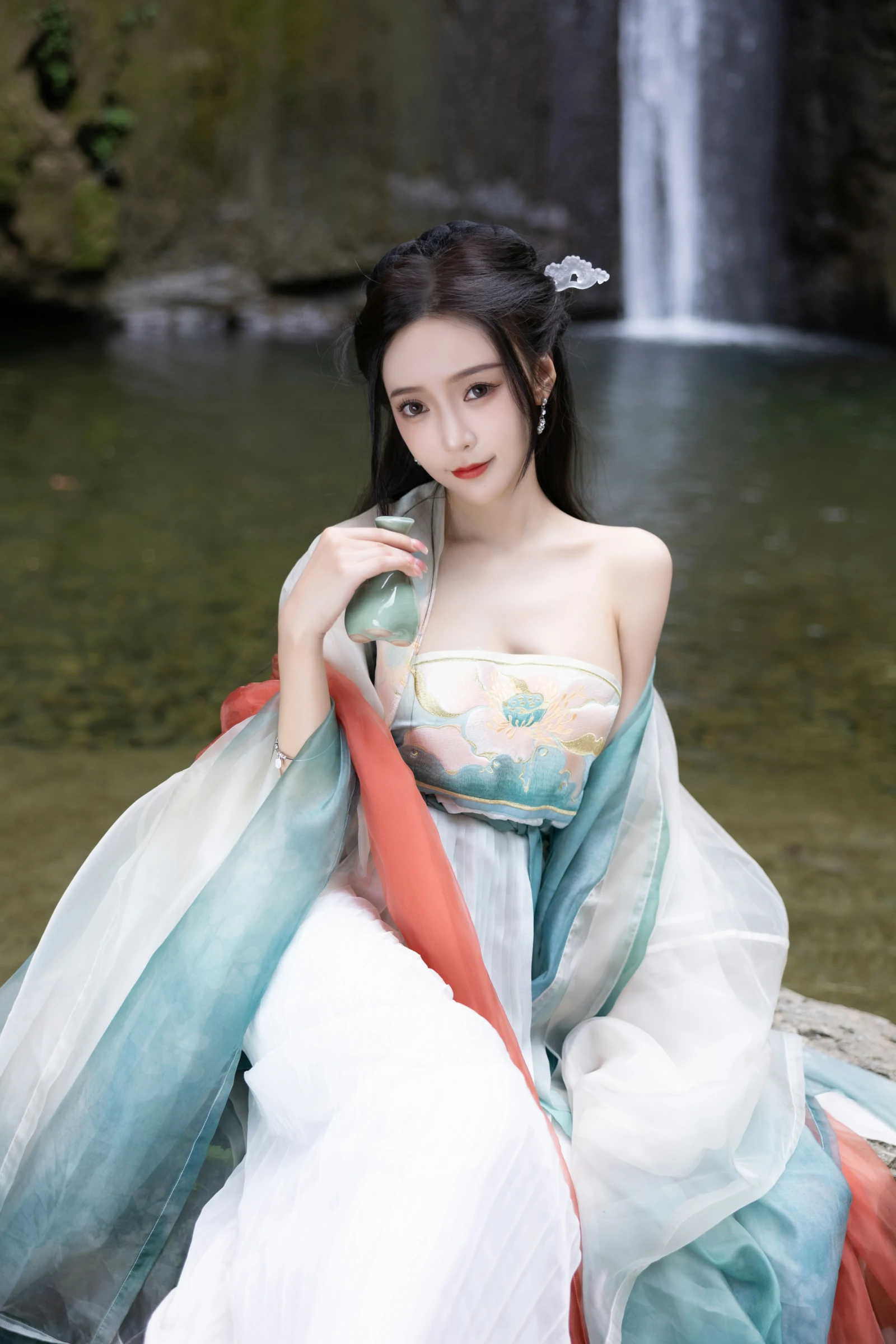 [秀人内购] 王馨瑶Yanni 诱人私拍福利 瀑布 绿色古装