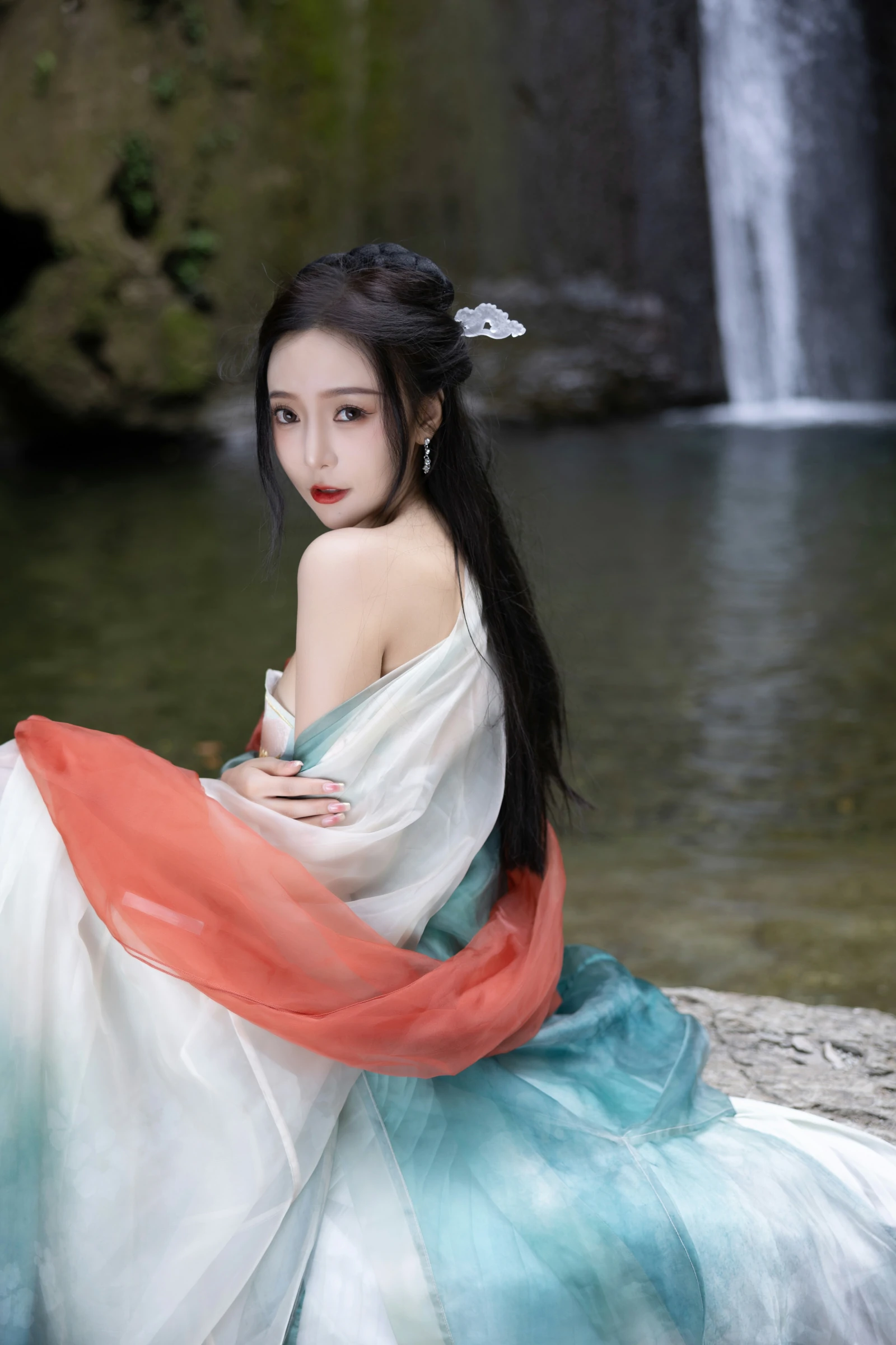 [秀人内购] 王馨瑶Yanni 诱人私拍福利 瀑布 绿色古装