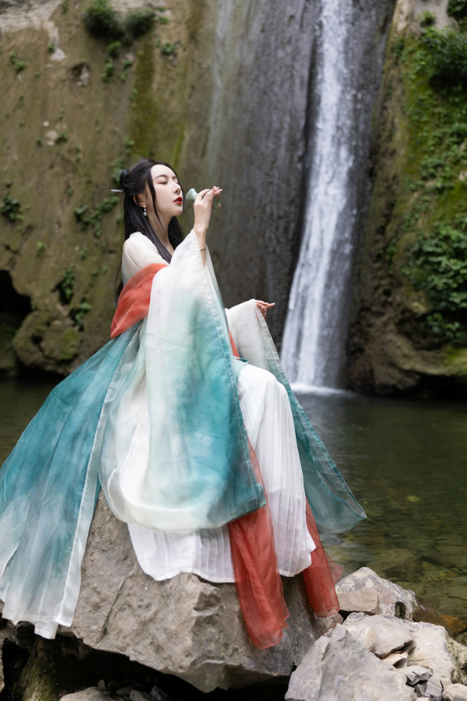 [秀人内购] 王馨瑶Yanni 诱人私拍福利 瀑布 绿色古装