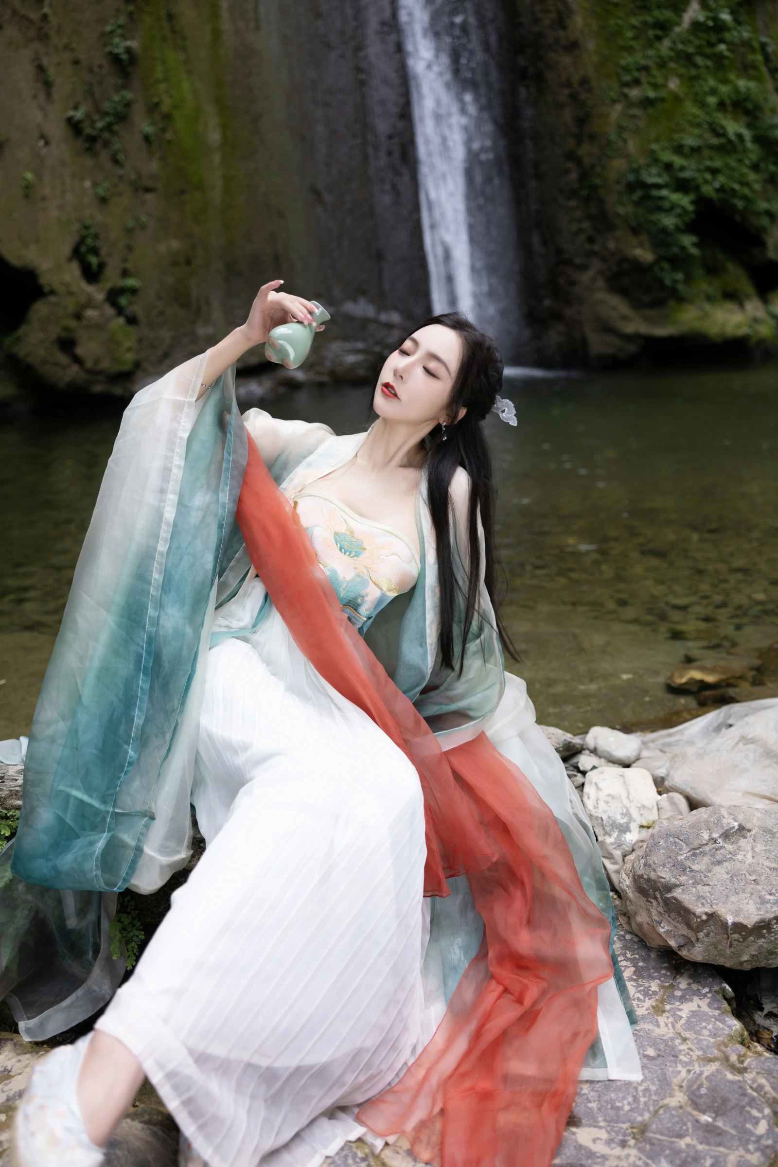 [秀人内购] 王馨瑶Yanni 诱人私拍福利 瀑布 绿色古装
