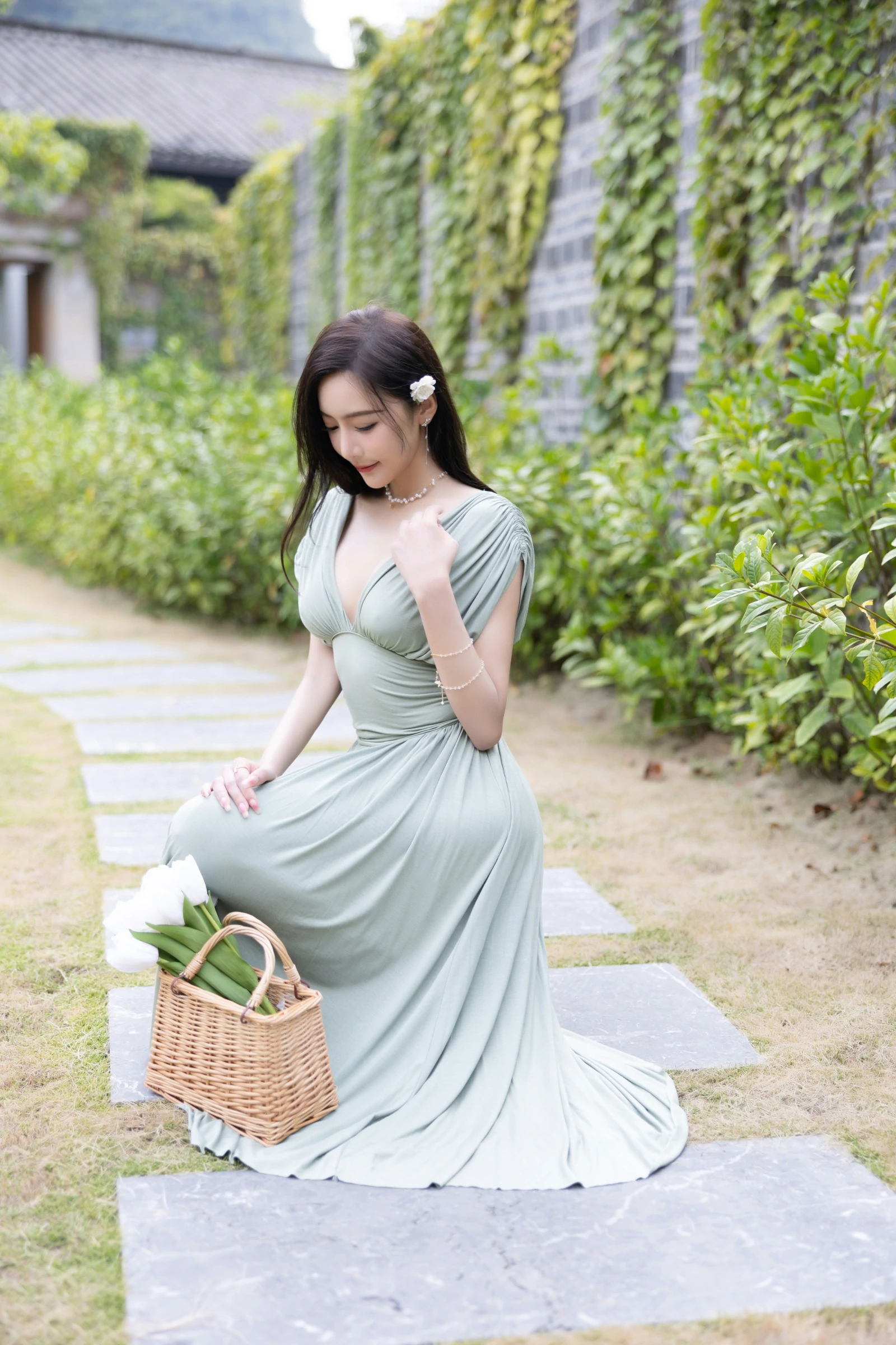 [秀人内购] 王馨瑶Yanni 诱人私拍福利 白泳衣 绿色连衣裙
