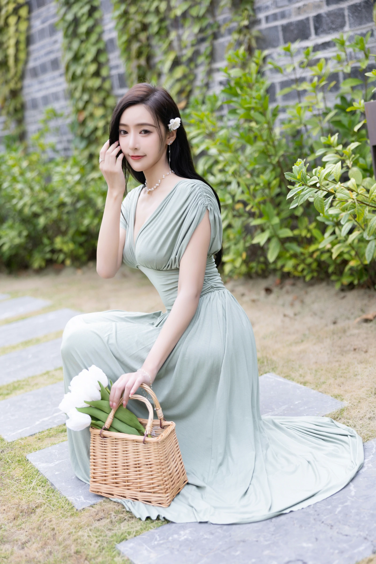 [秀人内购] 王馨瑶Yanni 诱人私拍福利 白泳衣 绿色连衣裙