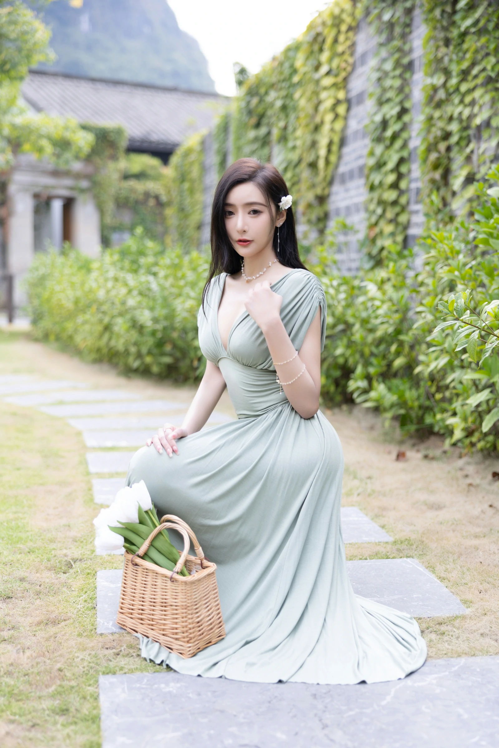 [秀人内购] 王馨瑶Yanni 诱人私拍福利 白泳衣 绿色连衣裙