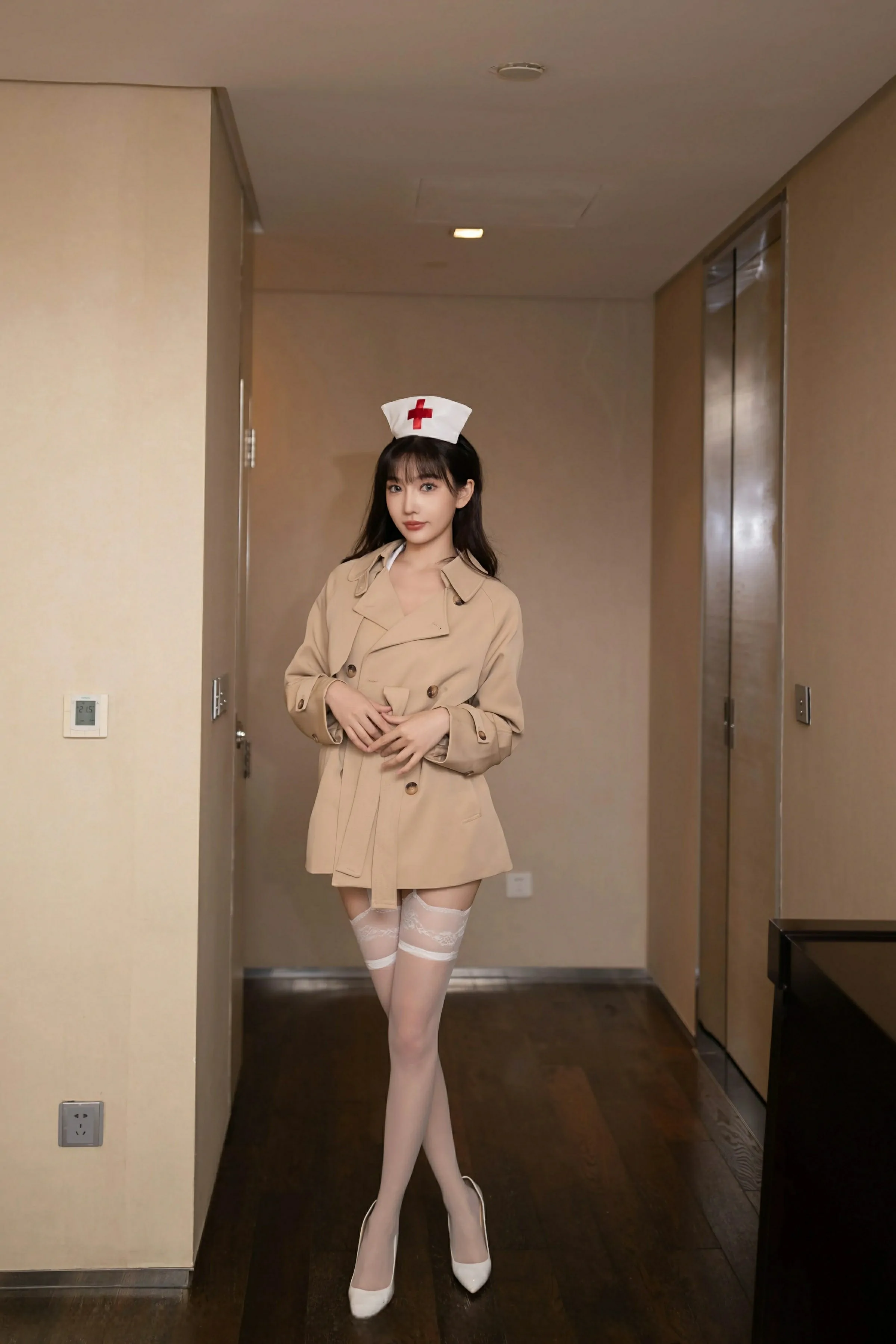 [XiuRen秀人网] 2025.05.08 No.10252 陆萱萱 白色情趣护士服 白色丝袜 性感写真 [80+1P]