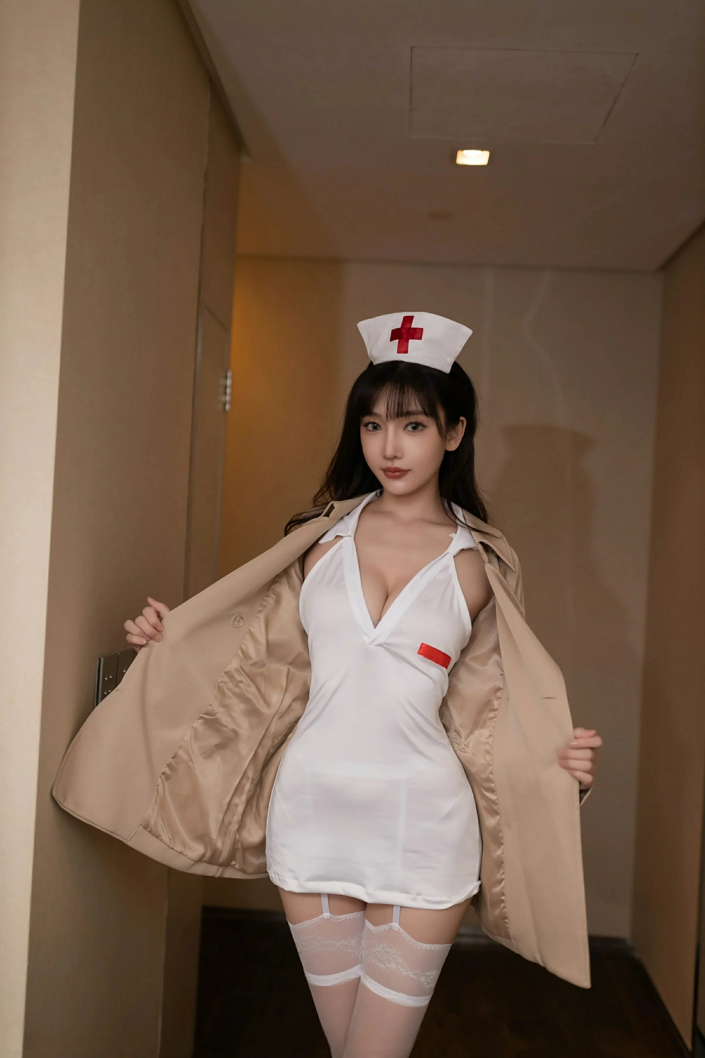 [XiuRen秀人网] 2025.05.08 No.10252 陆萱萱 白色情趣护士服 白色丝袜 性感写真 [80+1P]