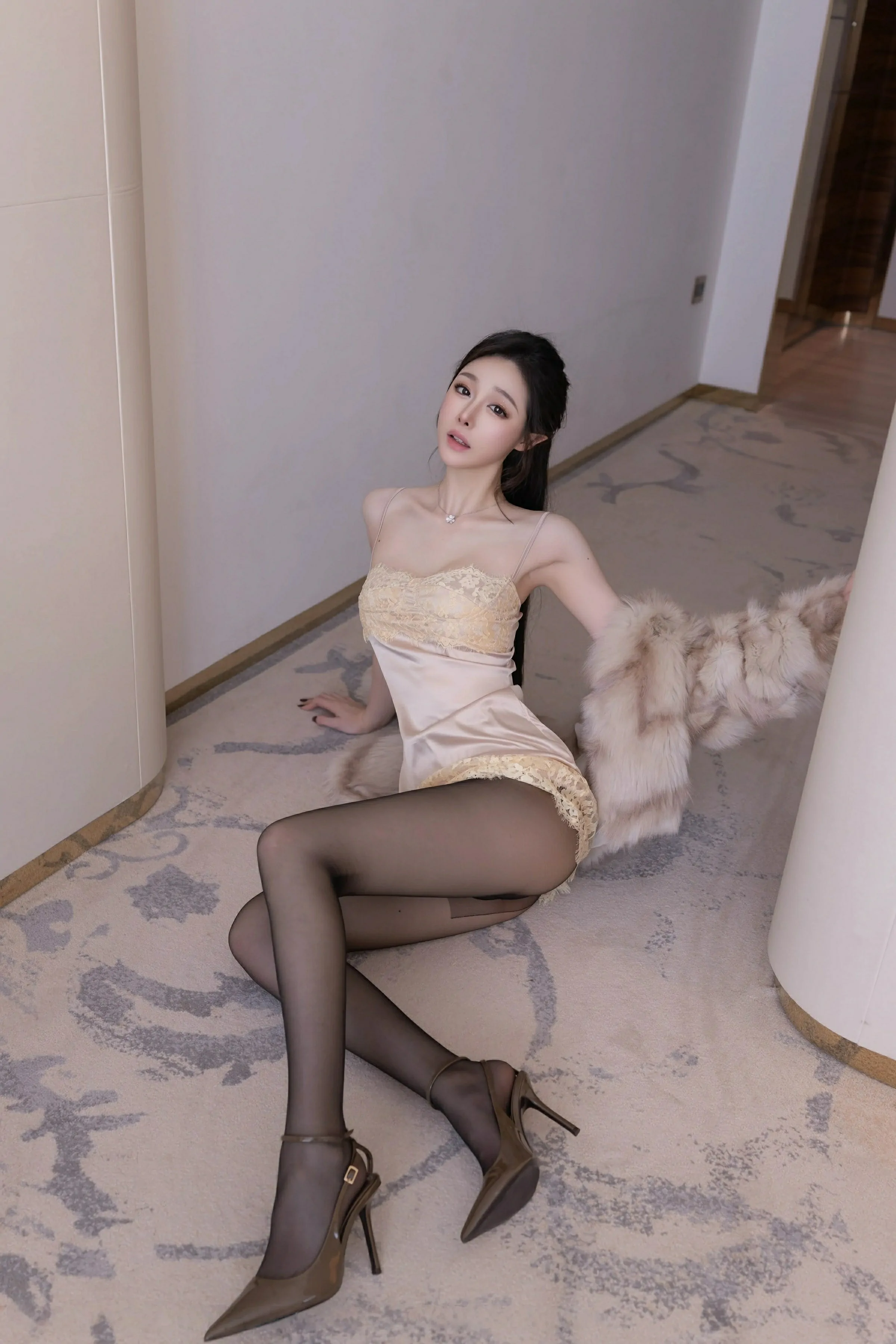 [XiuRen秀人网] 2025.05.09 No.10259 小逗逗 浅色吊带 魅惑黑丝 性感写真 [76+1P]