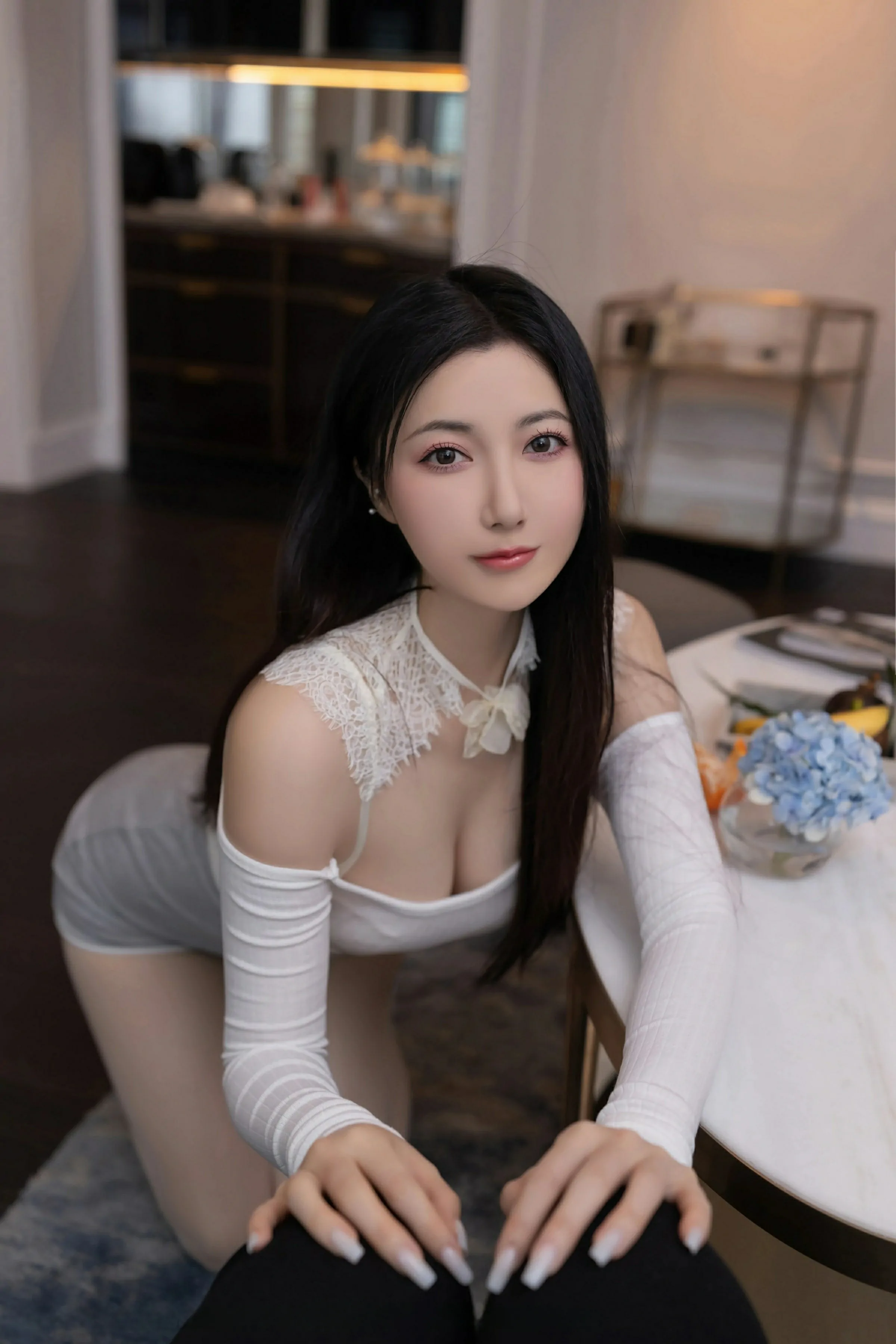 [XiuRen秀人网] 2025.05.09 No.10261 鱼子酱Fish 灰色短裤 白色丝袜 性感写真 [80+1P]