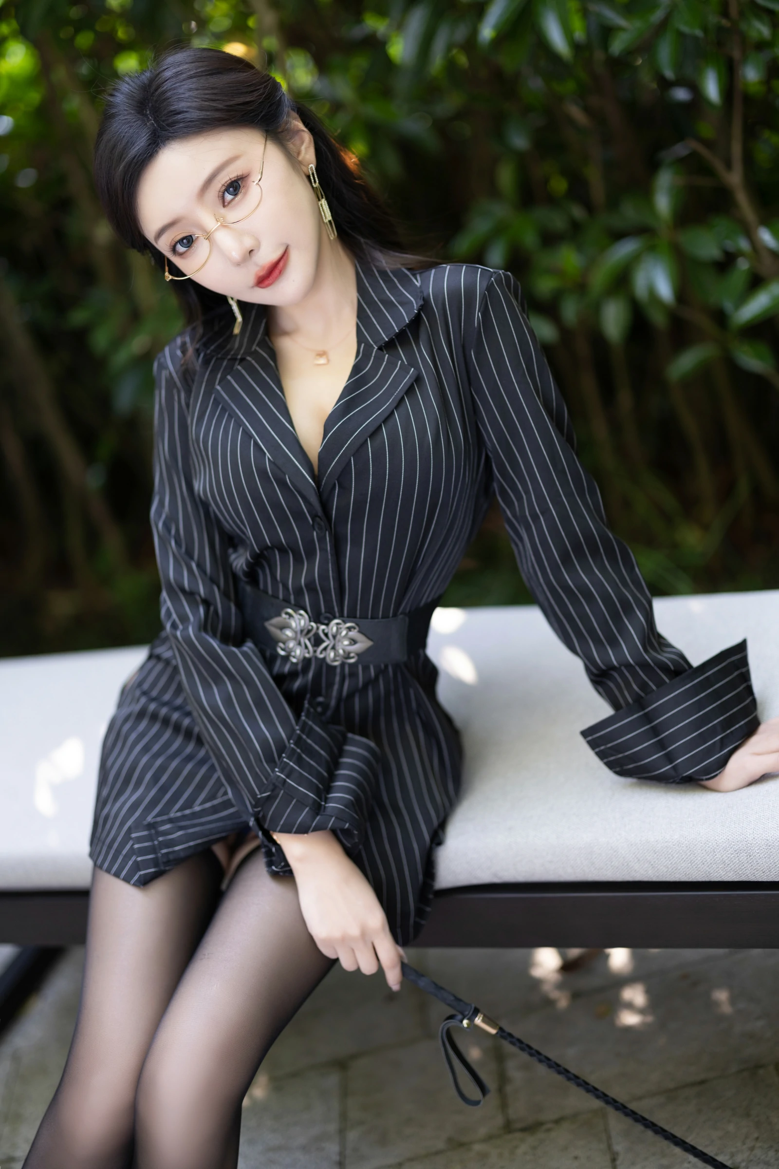 [秀人内购] 王馨瑶Yanni 诱人私拍福利 黑色条纹西服的御姐
