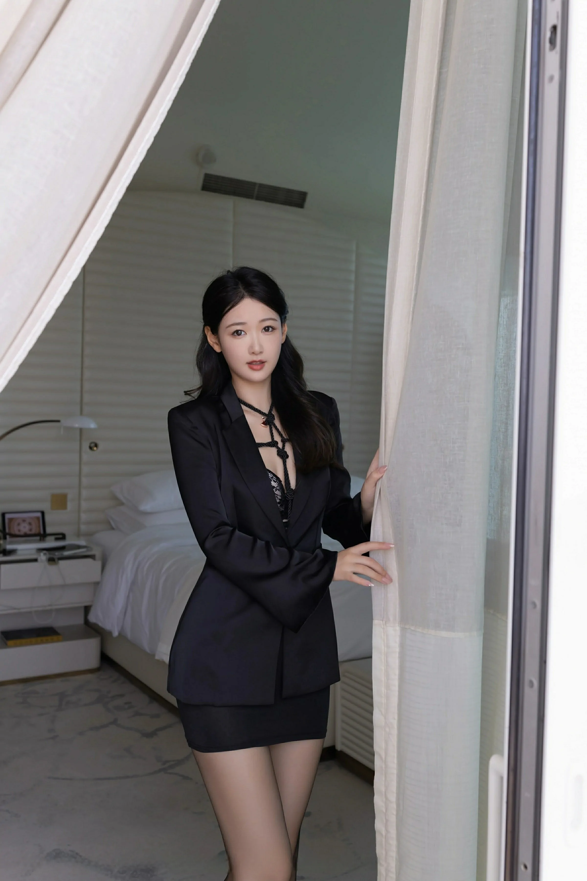[XiuRen秀人网] 2025.05.12 No.10267 唐安琪 黑色西服 魅惑黑丝 性感写真 [72+1P]
