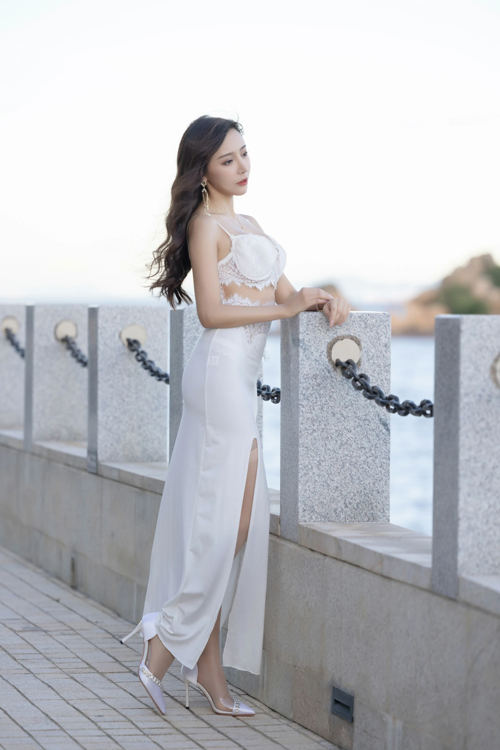 [秀人内购] 王馨瑶Yanni 诱人私拍福利 白色裙子灰色旗袍