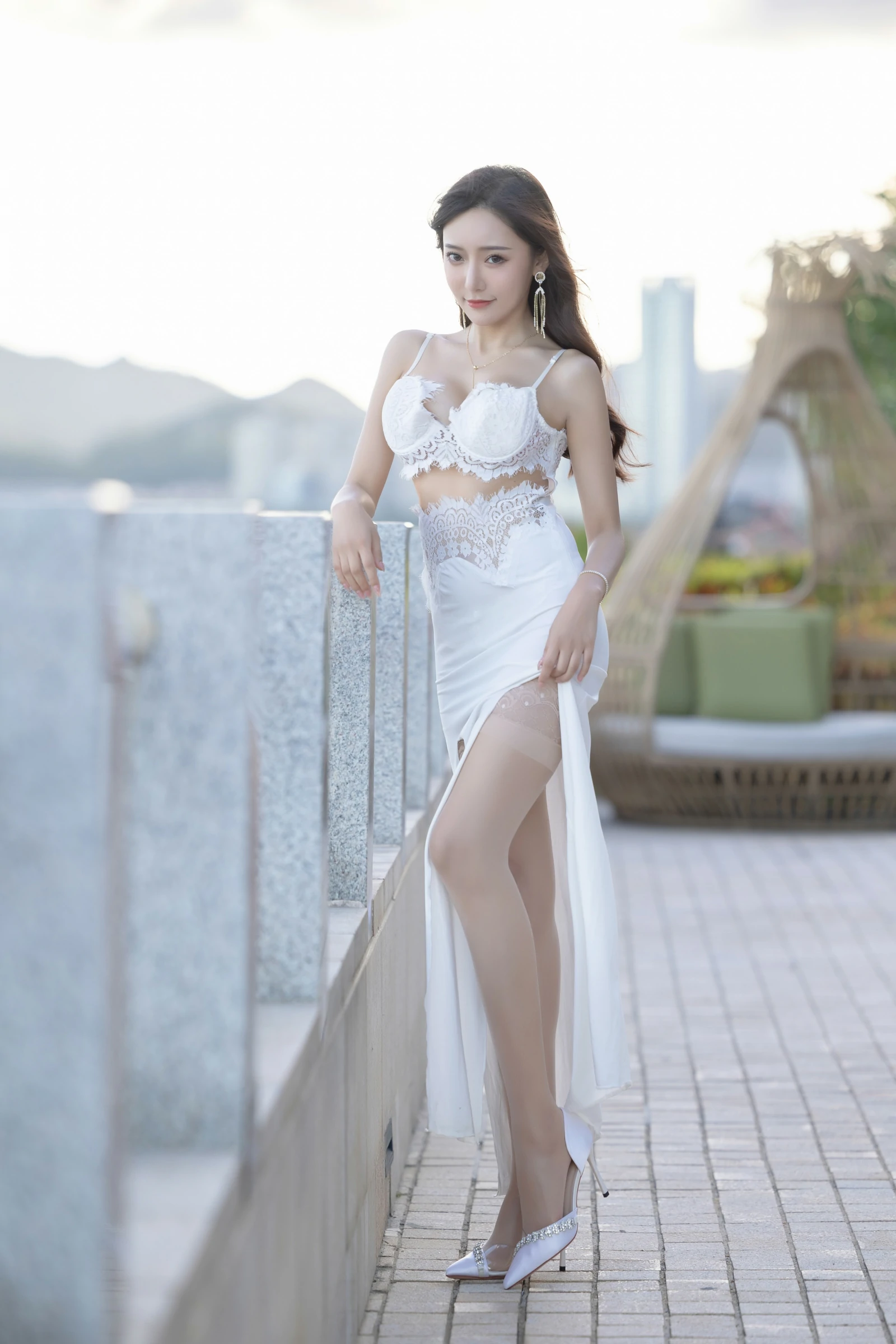 [秀人内购] 王馨瑶Yanni 诱人私拍福利 白色裙子灰色旗袍