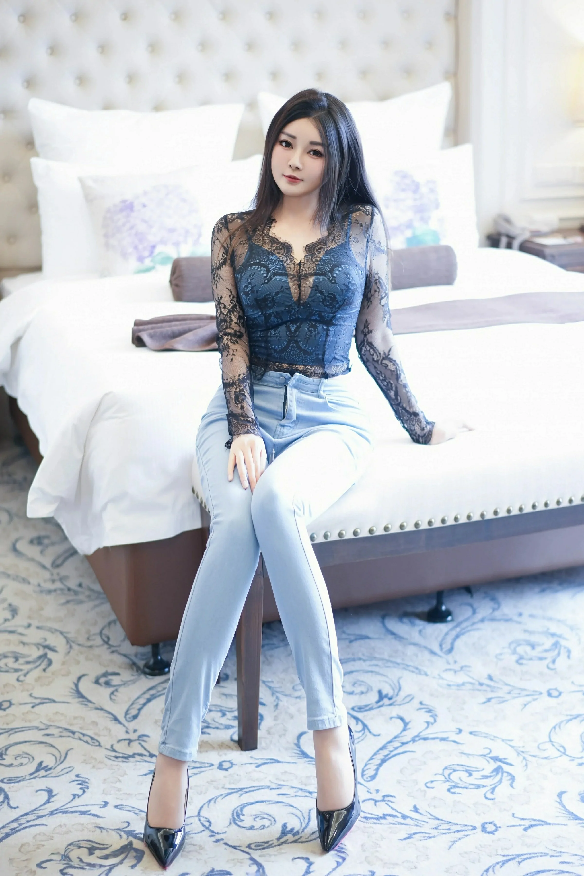 [YOUMI尤蜜荟] 2025.05.15 VOL.1136 凯竹Quinn 黑色蕾丝上衣 蓝色牛仔裤 性感写真 [74+1P]