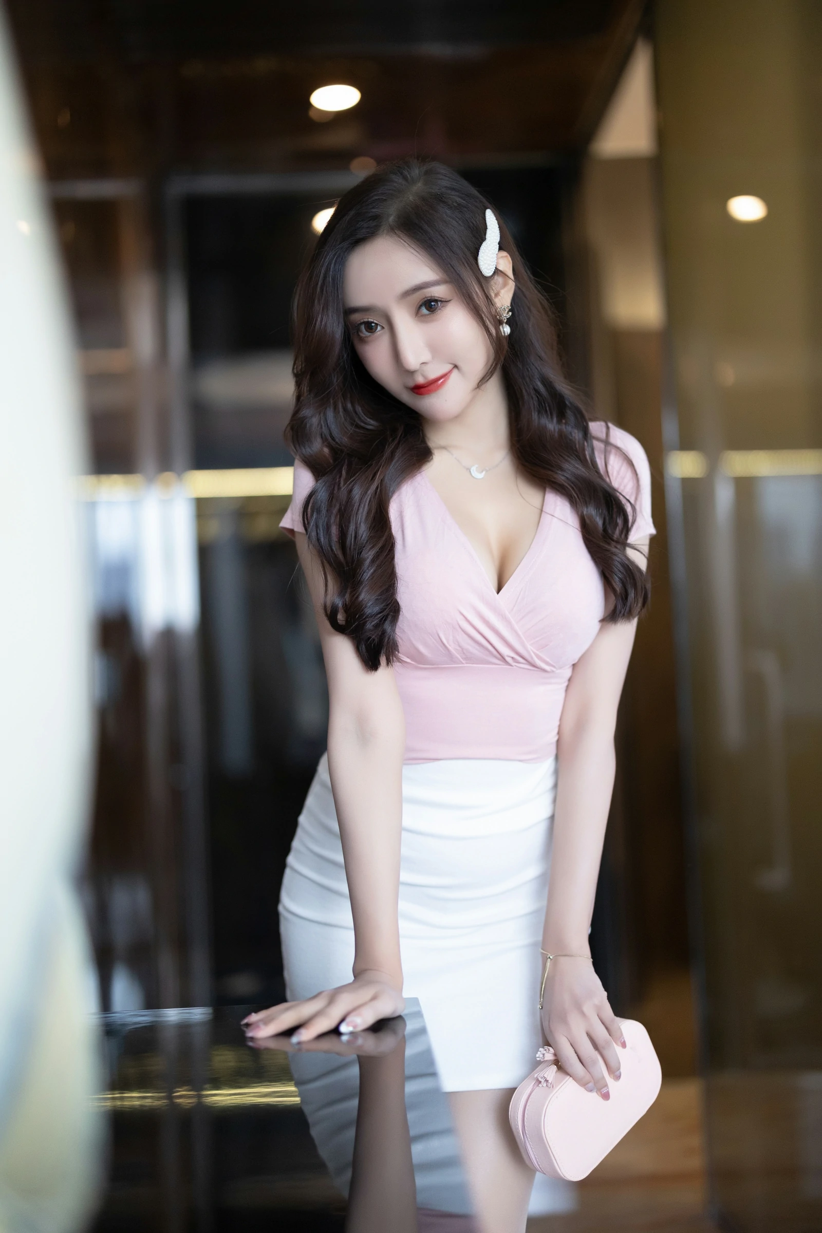 [秀人内购] 王馨瑶Yanni 诱人私拍福利 粉色上衣白裙
