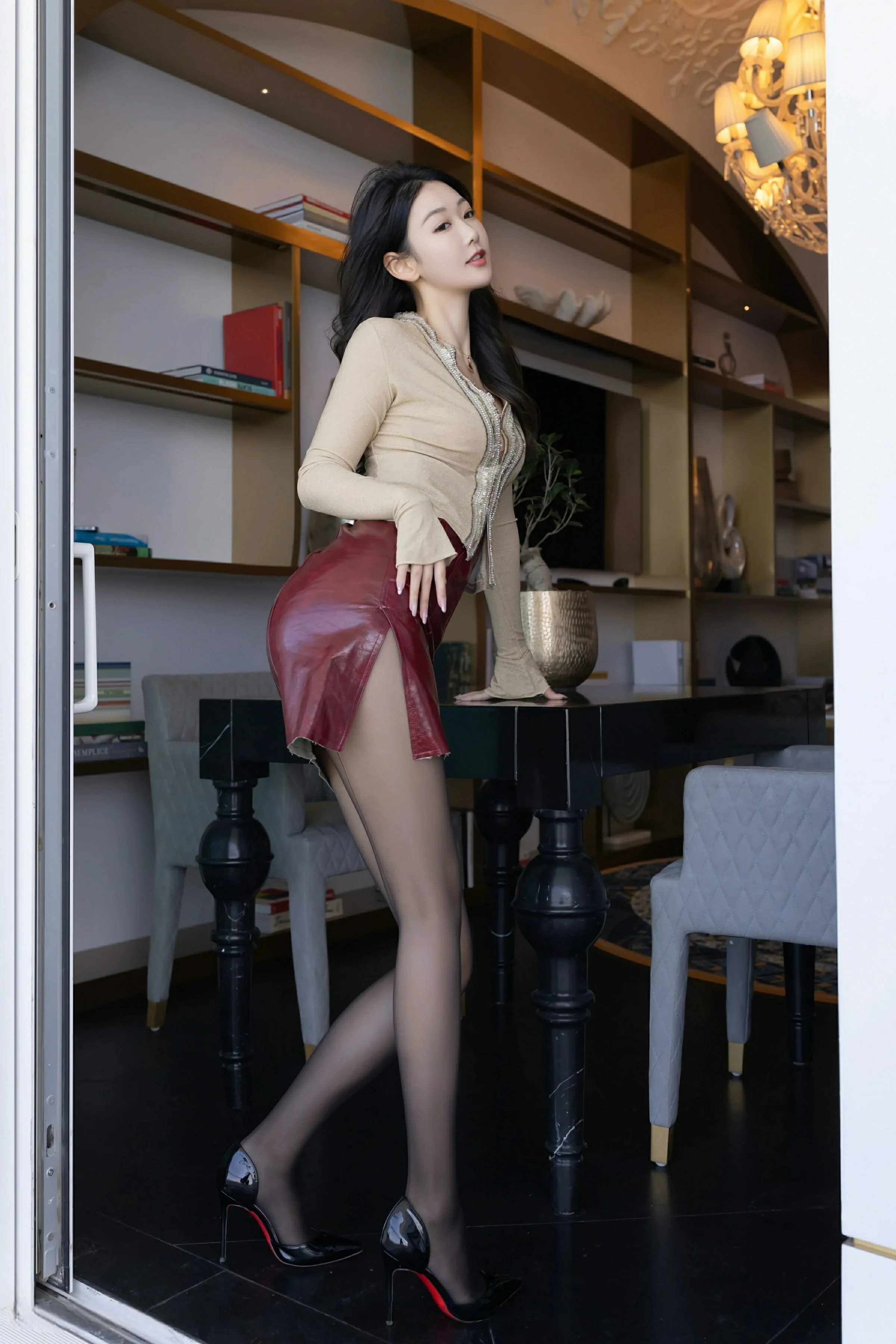 [XiuRen秀人网] 2025.05.19 No.10296 唐安琪 红色皮裙 魅惑黑丝 性感写真 [83+1P] 